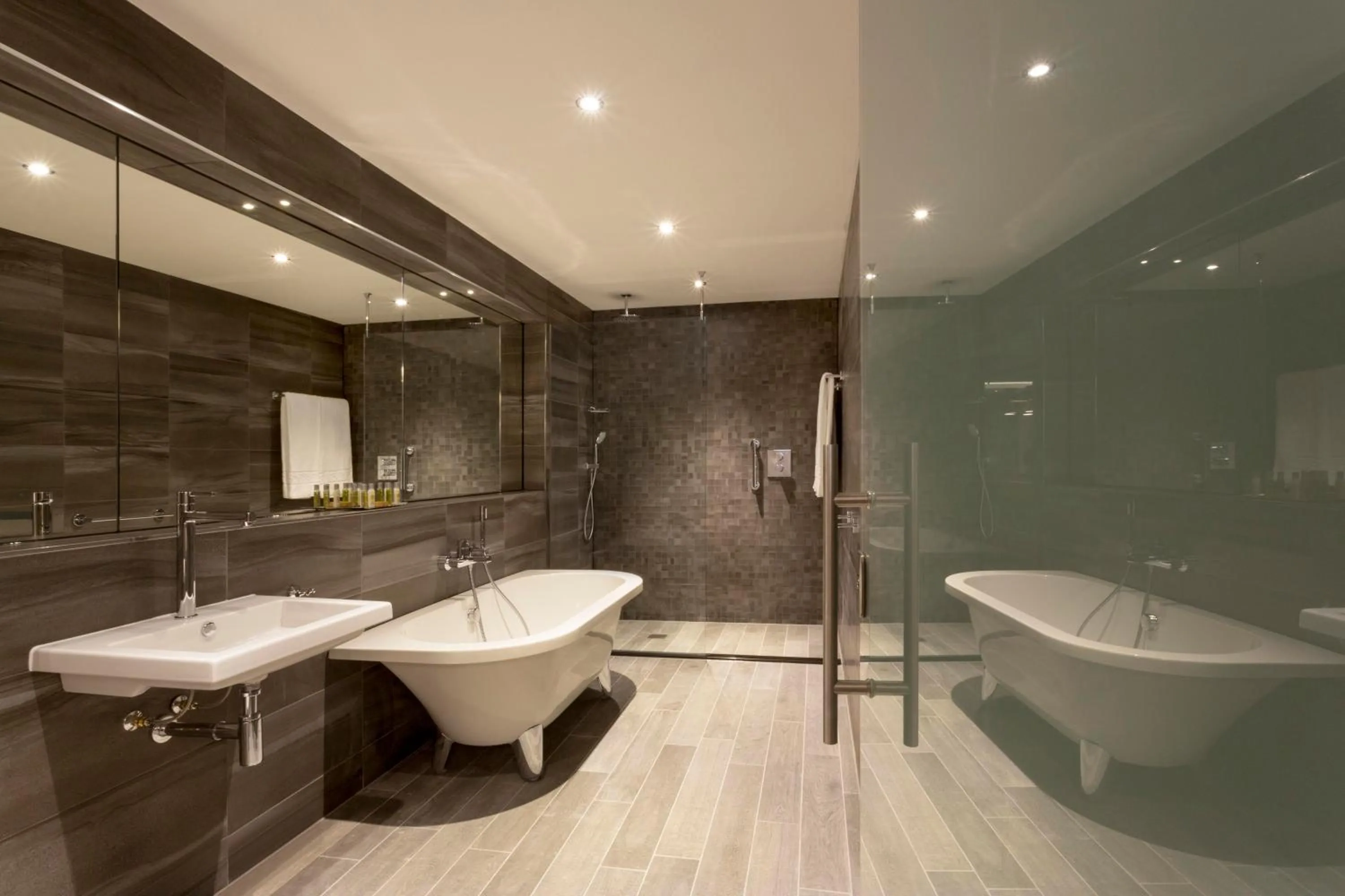 Bathroom in DoubleTree by Hilton Edinburgh - Queensferry Crossing