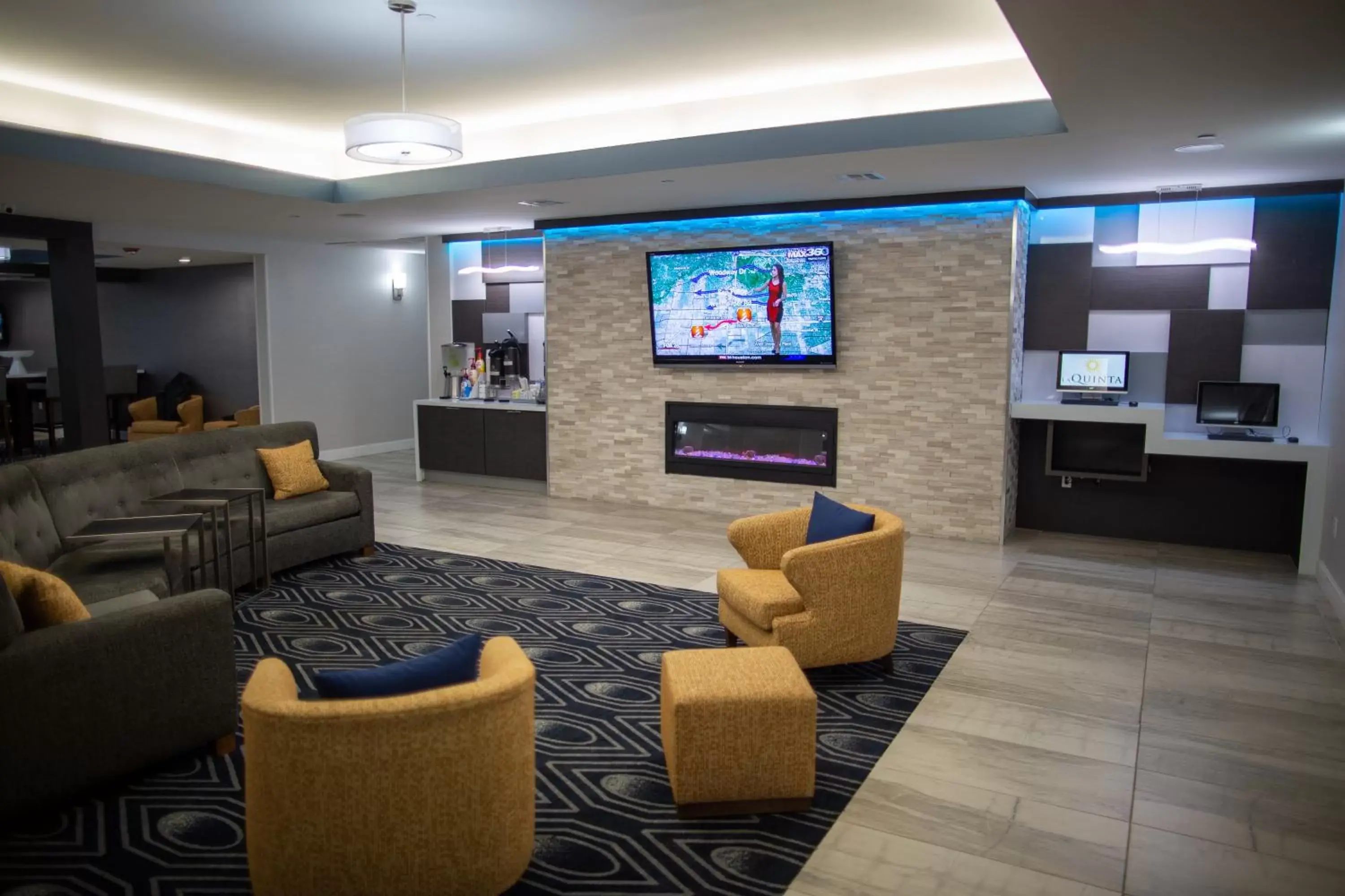 Living room, Lobby/Reception in La Quinta by Wyndham Houston East at Normandy