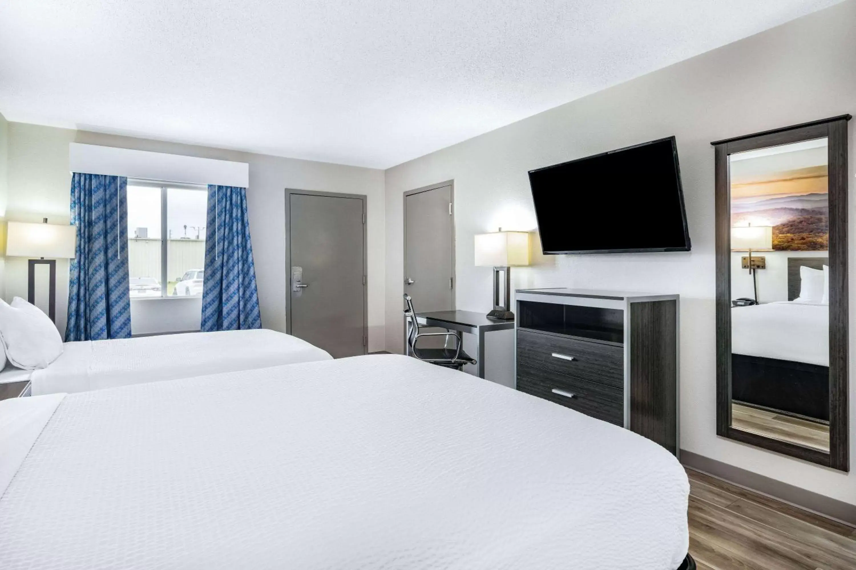 Photo of the whole room, Bed in Days Inn by Wyndham Hamilton