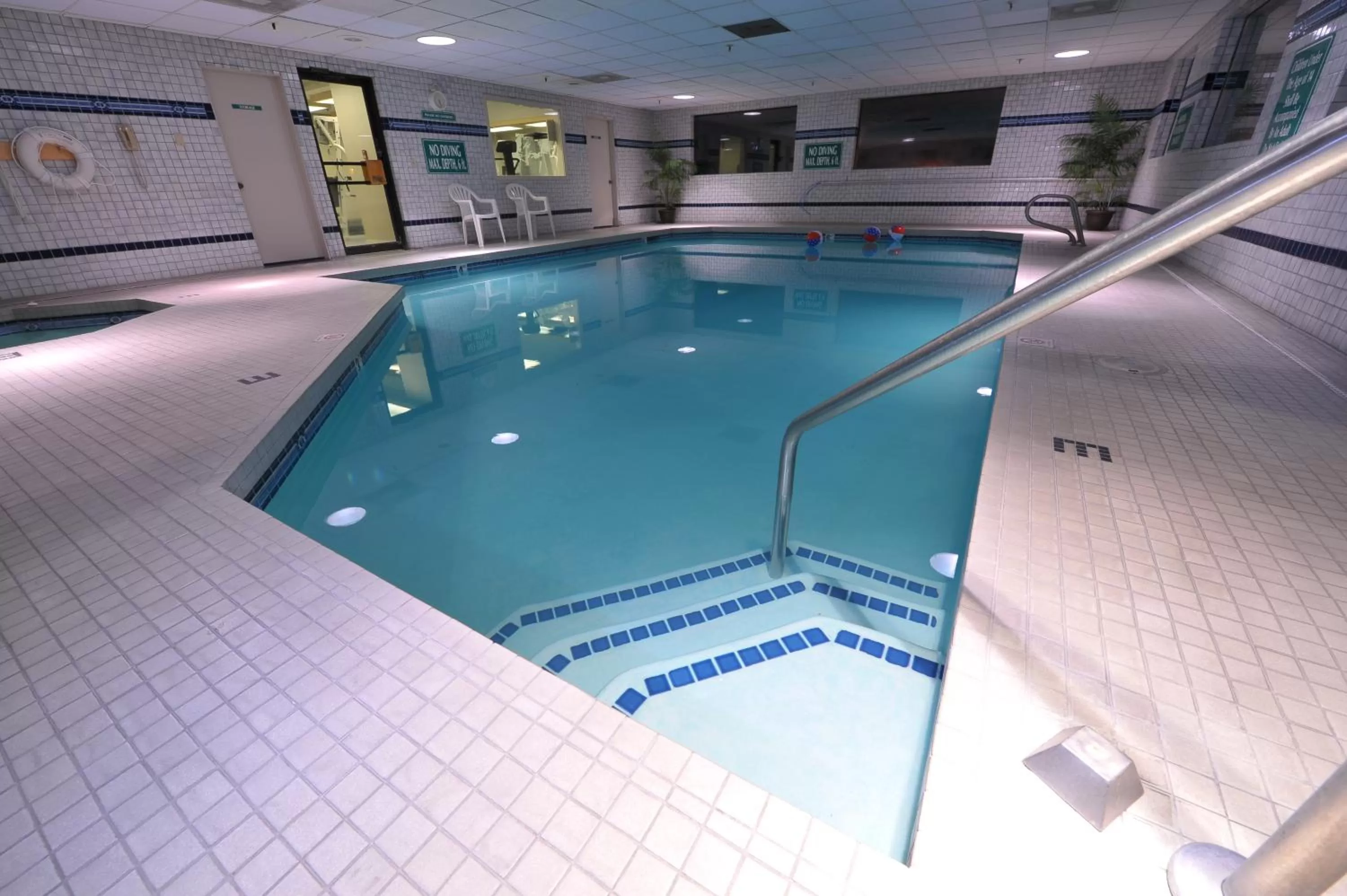Swimming pool in Shilo Inn Suites Hotel - Nampa Suites