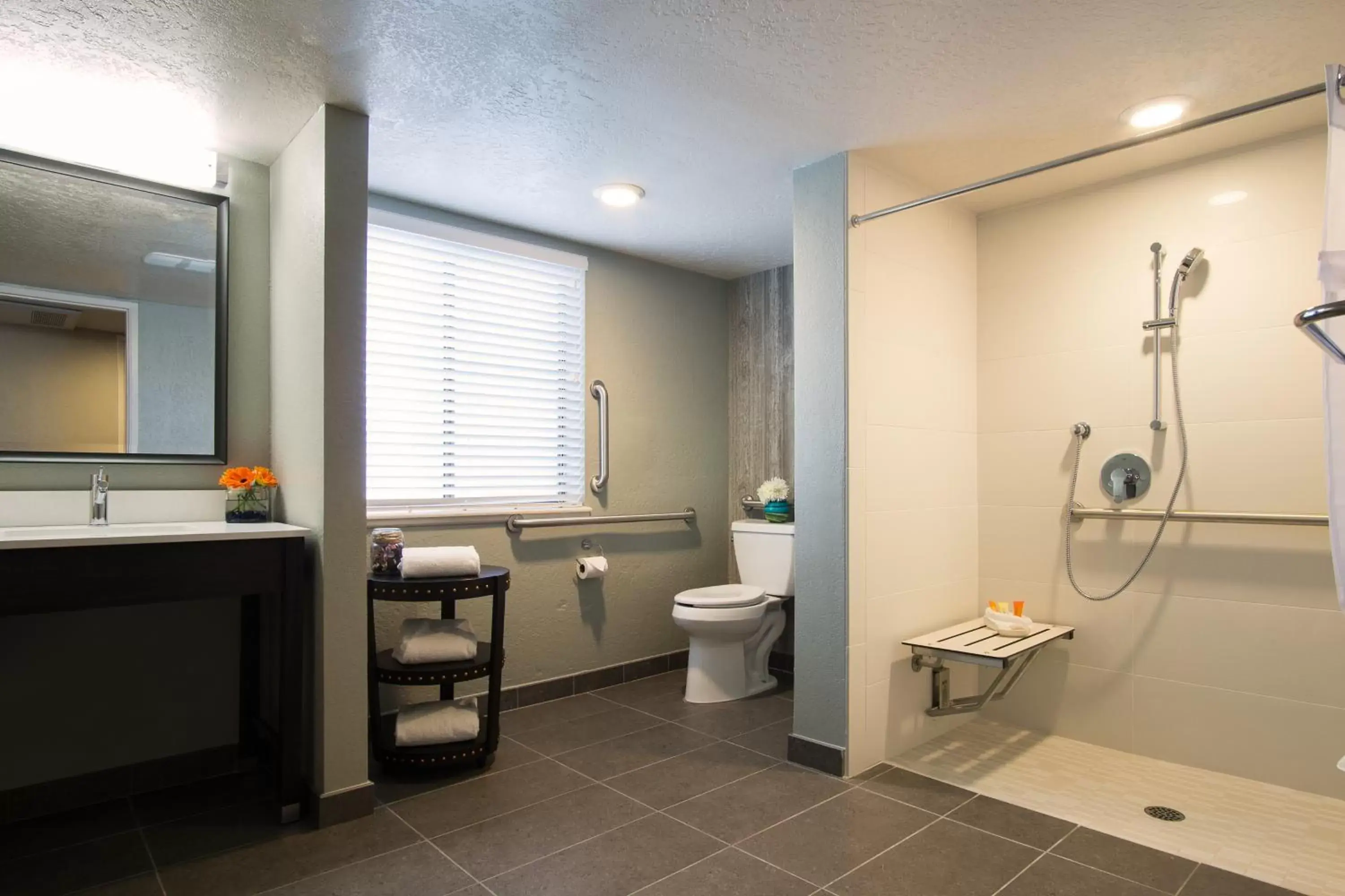 Shower, Bathroom in Hotel Azure