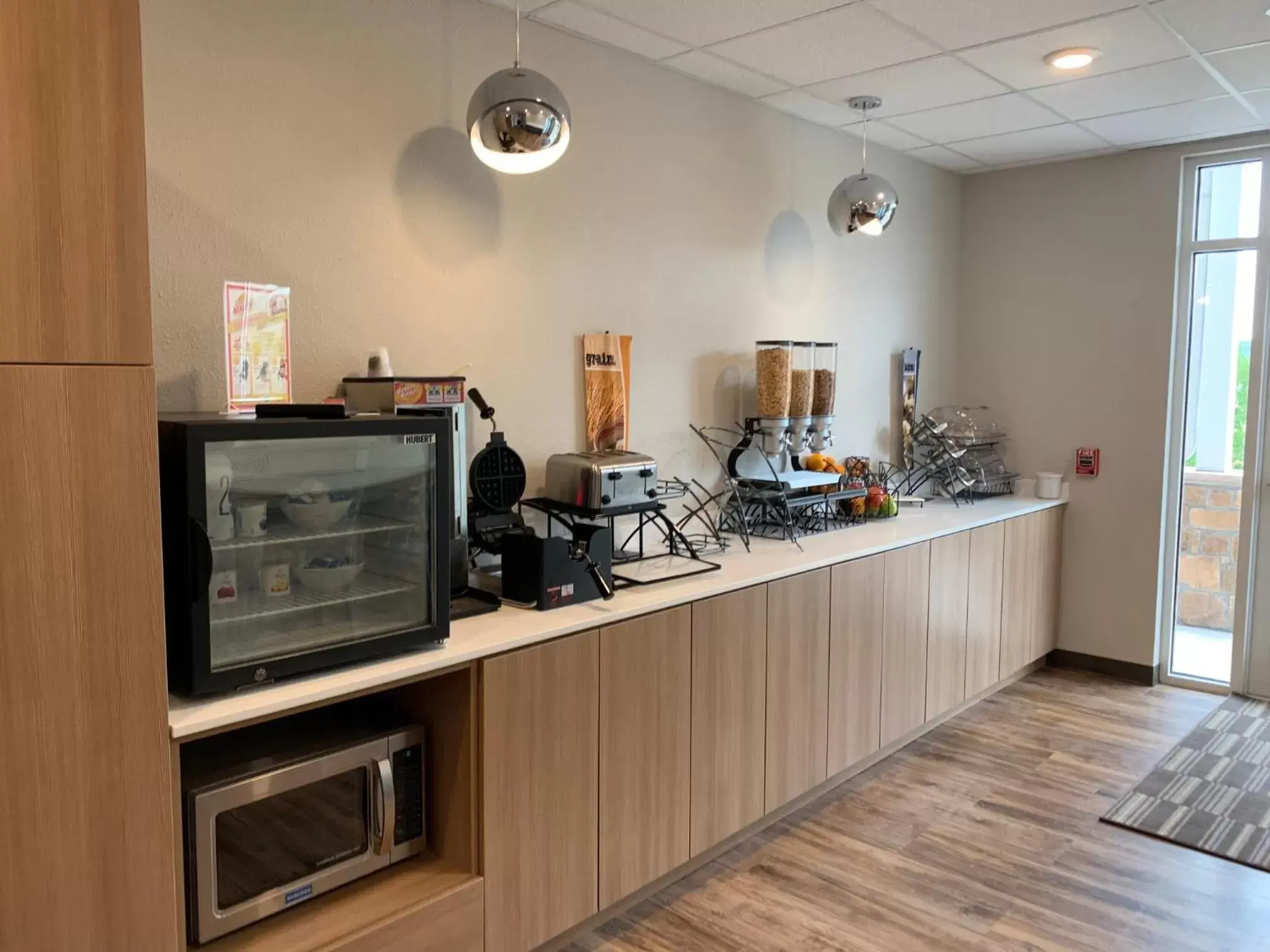 Continental breakfast in Microtel Inn & Suites by Wyndham Woodland Park