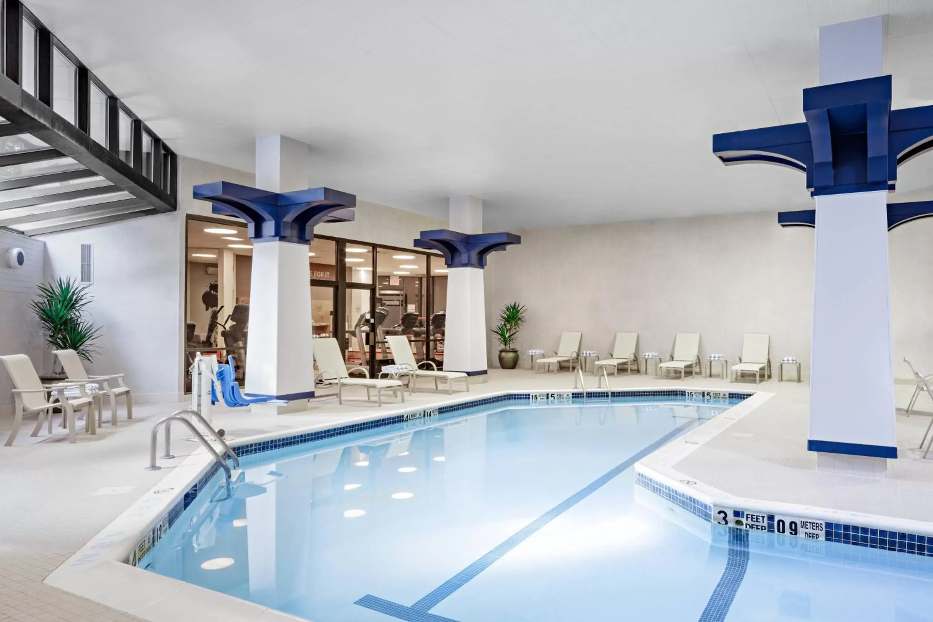 Swimming Pool in Sheraton Syracuse University Hotel and Conference Center