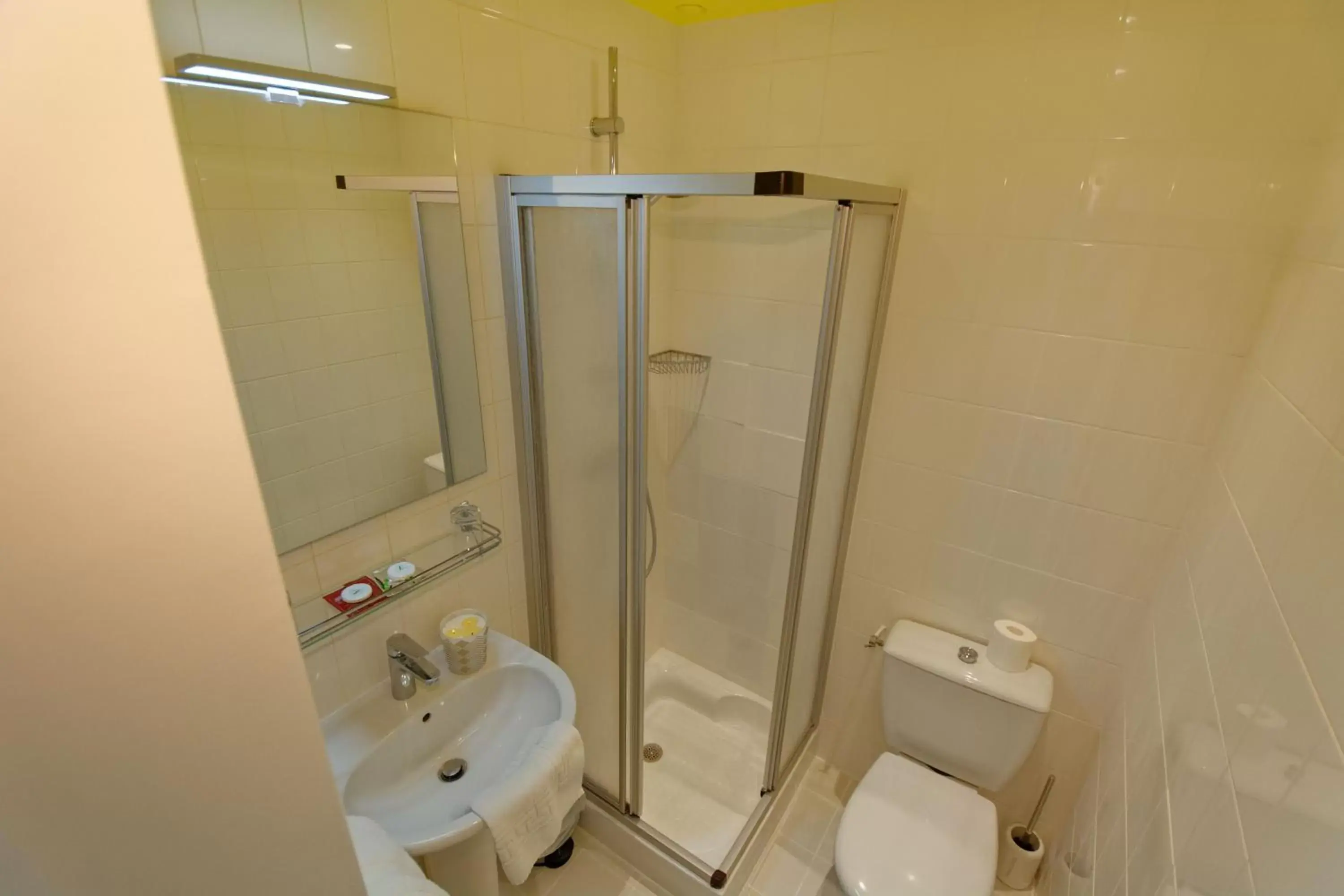 Bathroom in Hôtel Moderna