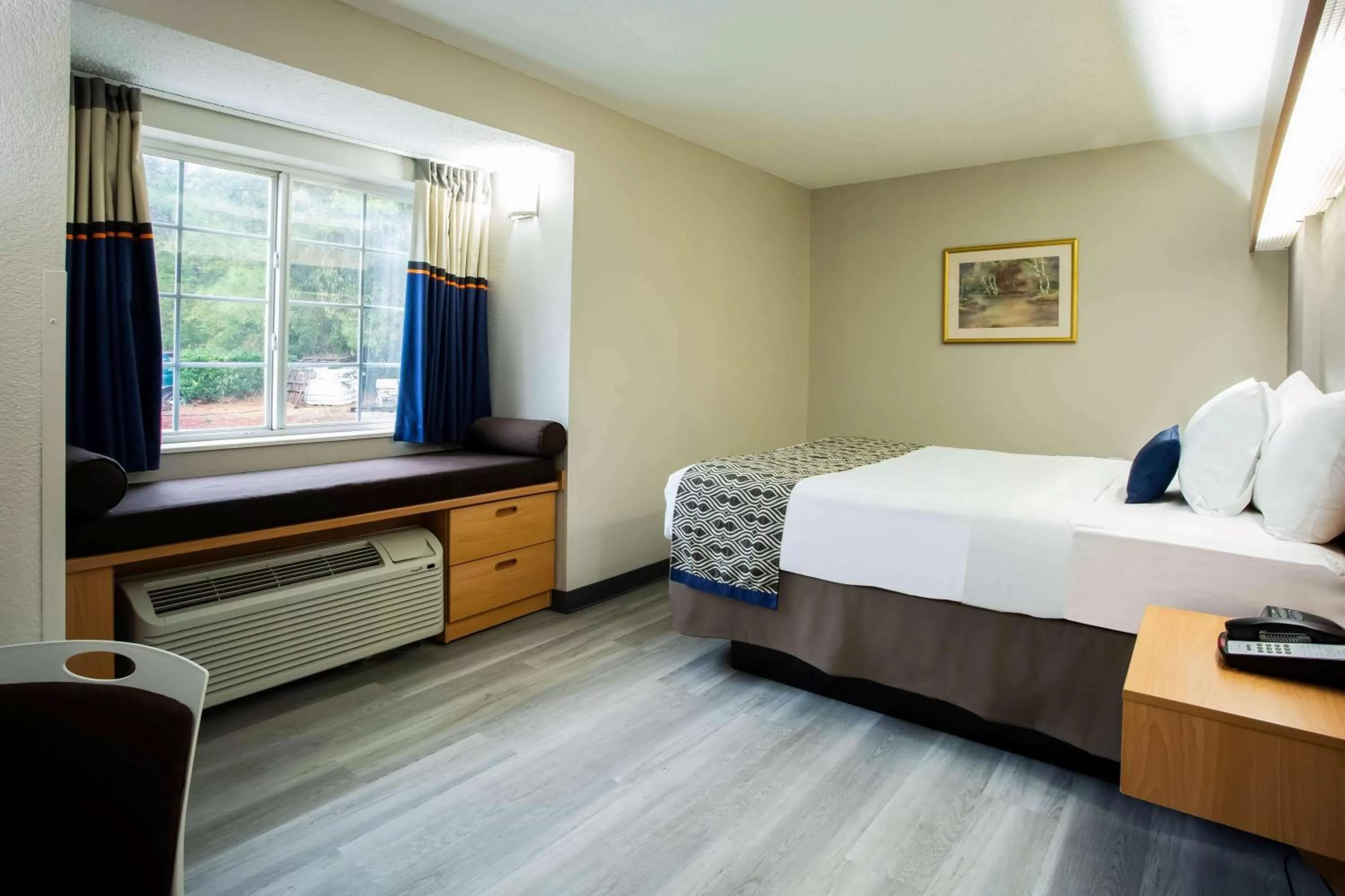 Photo of the whole room, Bed in Microtel Inn & Suites by Wyndham Southern Pines Pinehurst