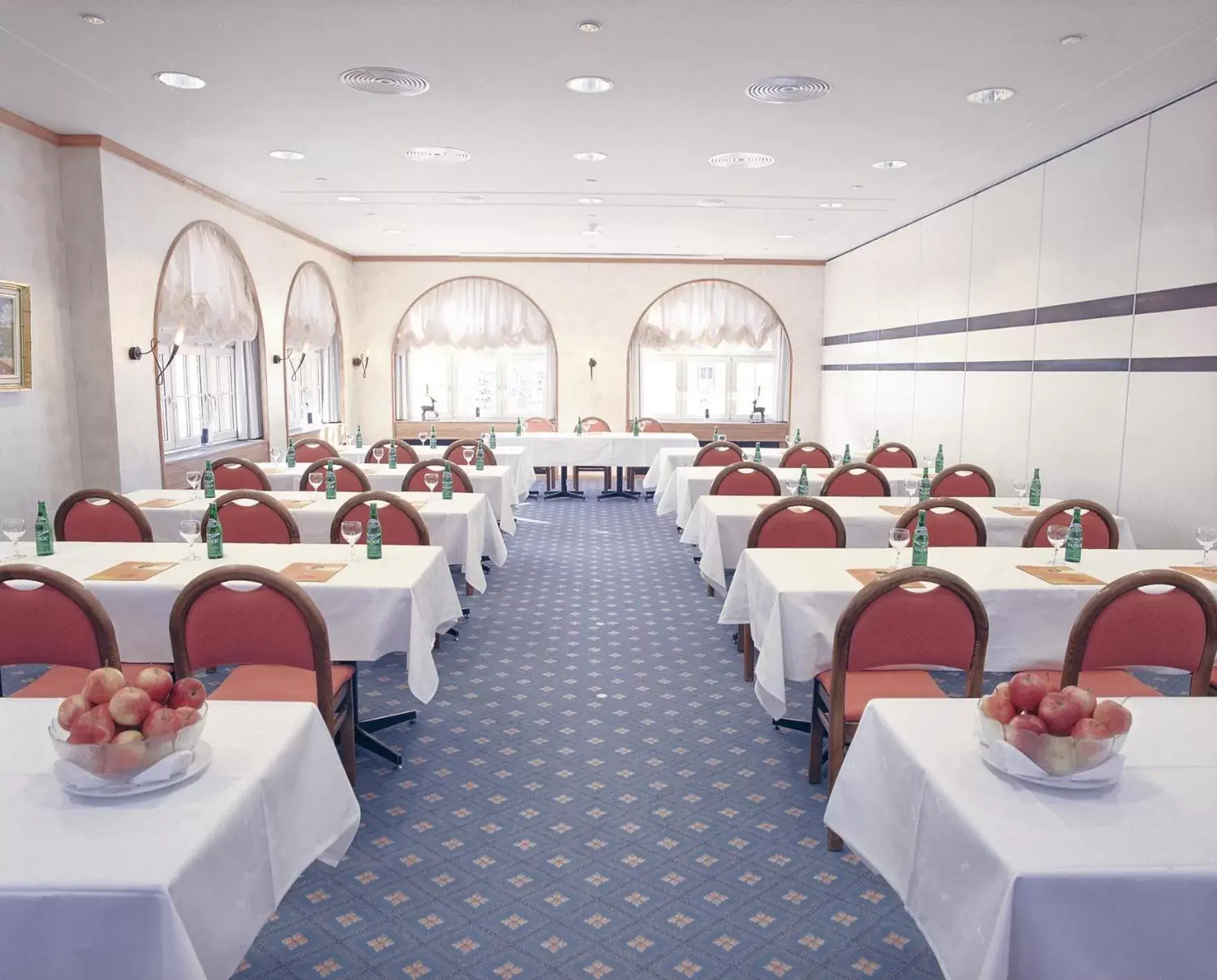 Meeting/conference room, Restaurant/Places to Eat in Central Swiss Quality Sporthotel