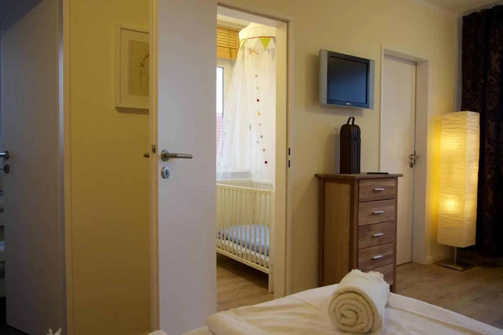 Family Room with a baby cot in Das Frühstückshotel Sankt Peter-Ording Family Room with a baby cot in Das Frühstückshotel Sankt Peter-Ording