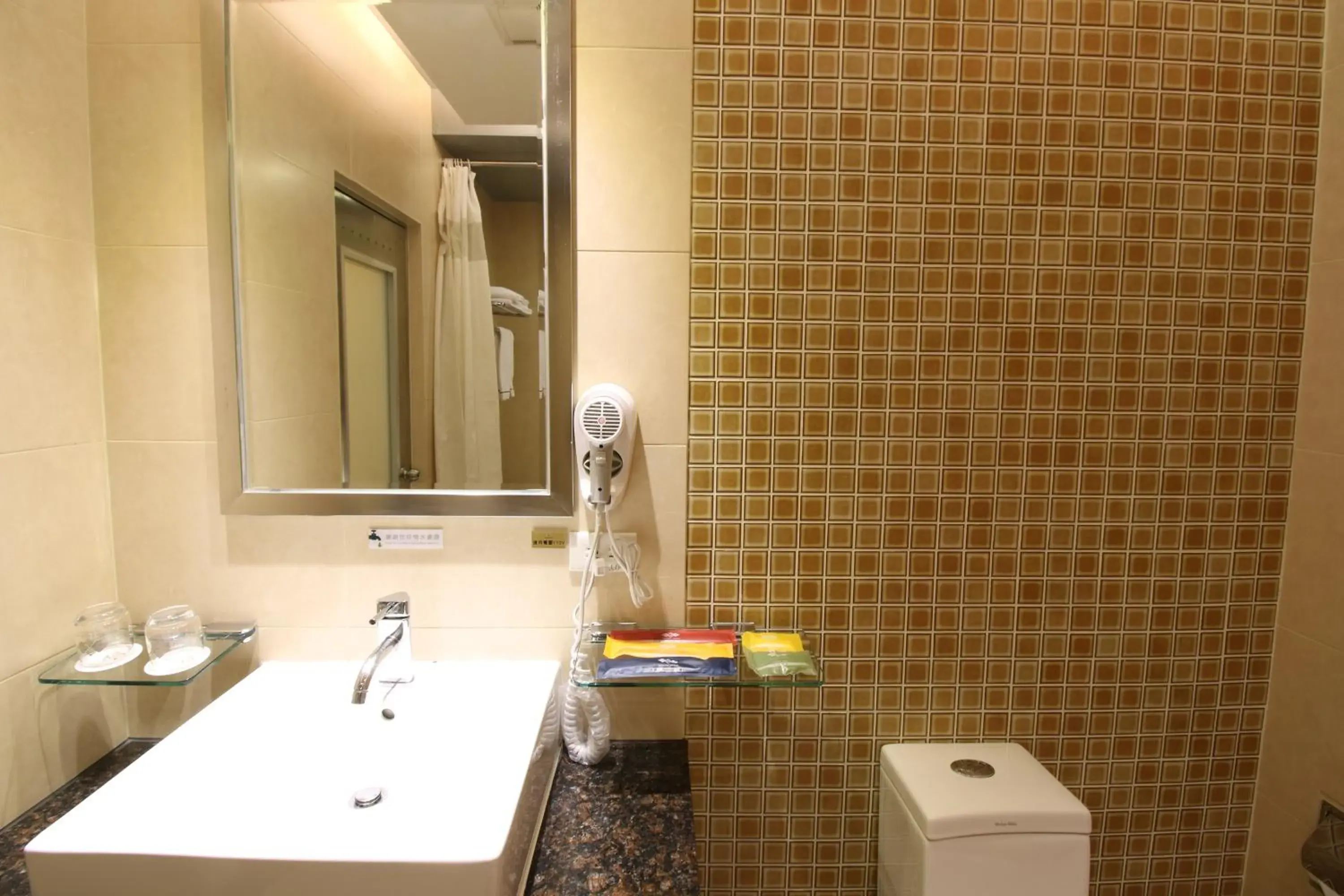 Bathroom in R7 Hotel