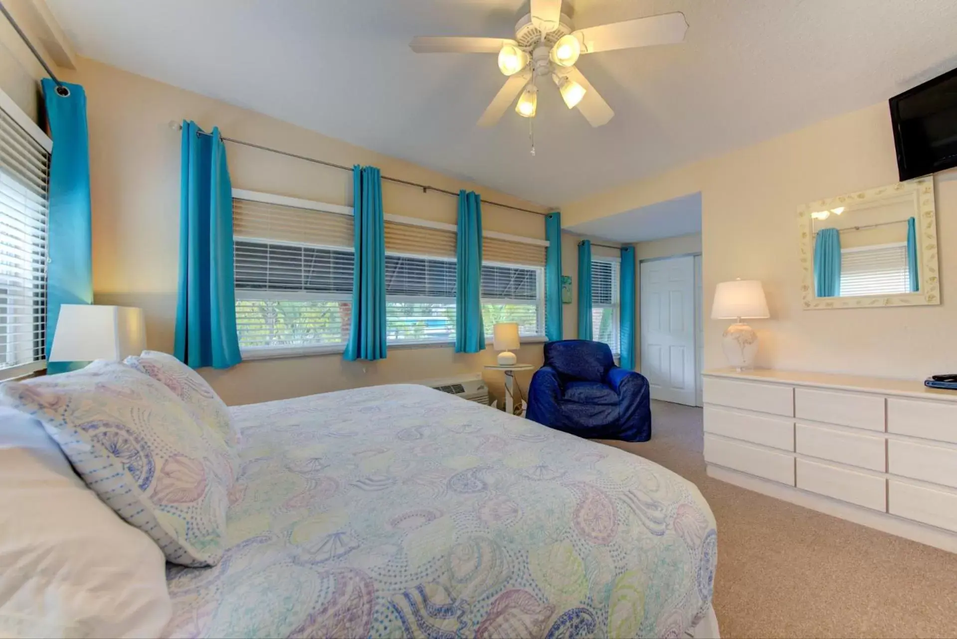 Photo of the whole room, Bed in The Ringling Beach House Photo of the whole room, Bed in The Ringling Beach House