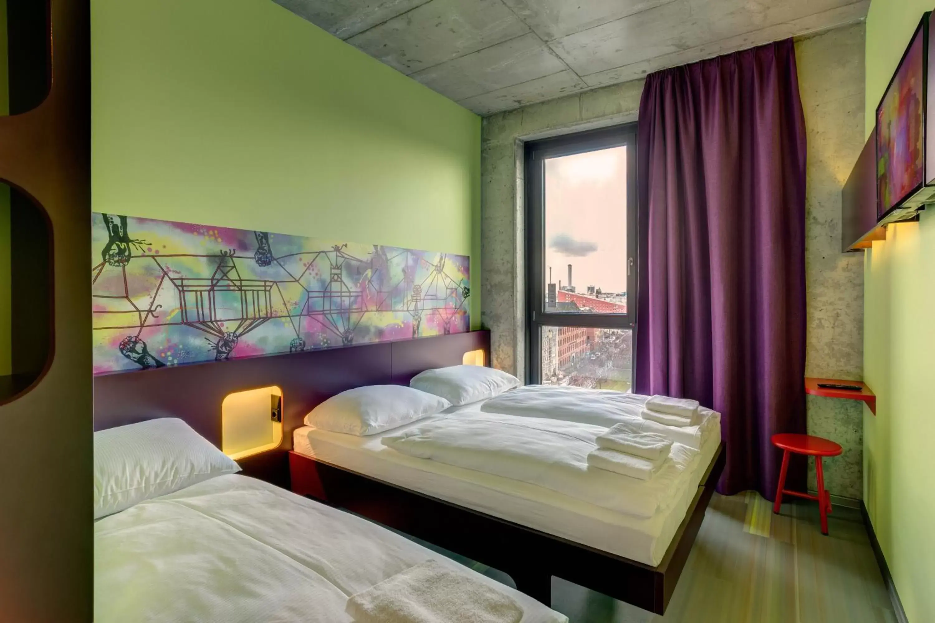 Photo of the whole room, Bed in MEININGER Hotel Berlin East Side Gallery