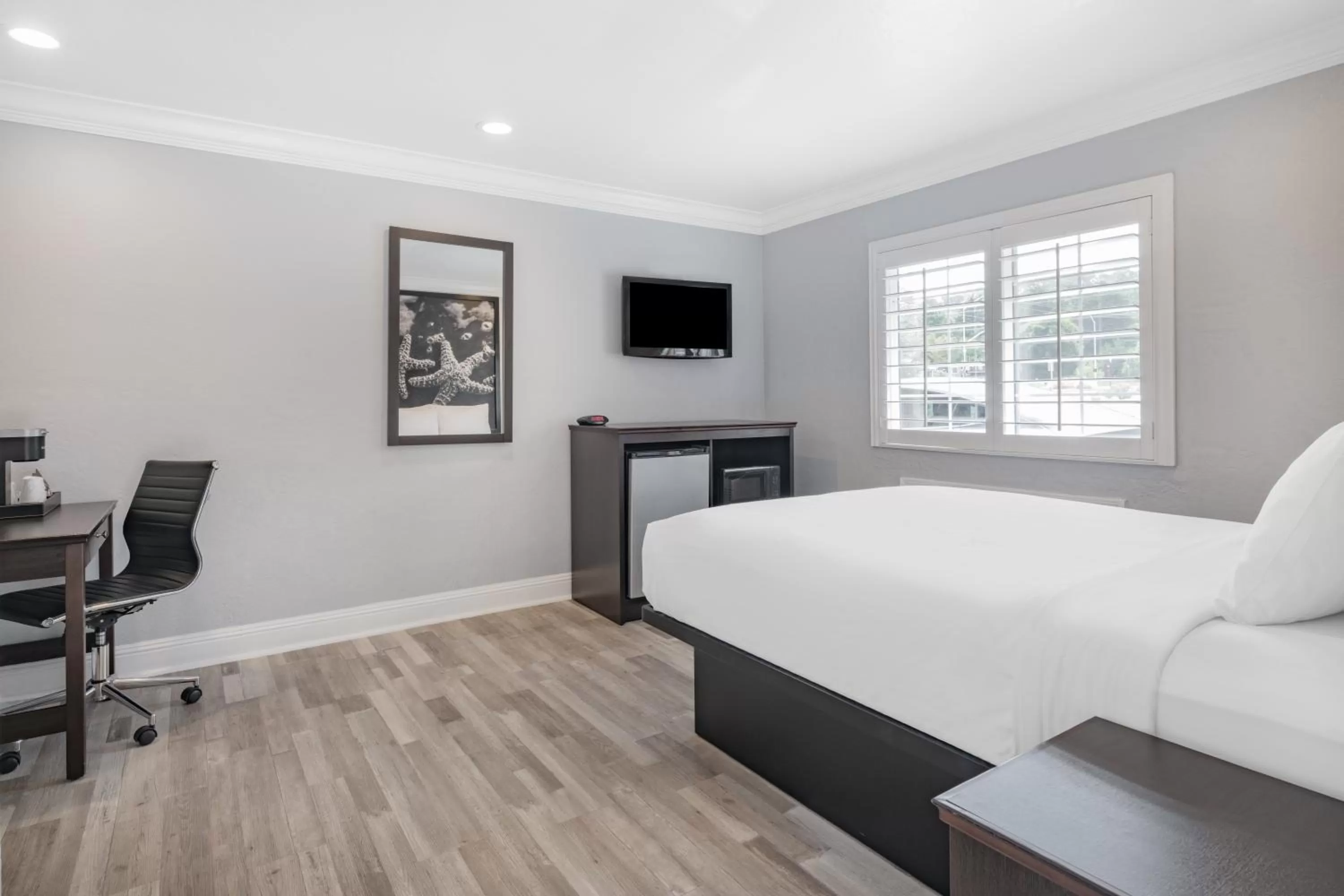 Bedroom, Bed in Aura Inn Monterey