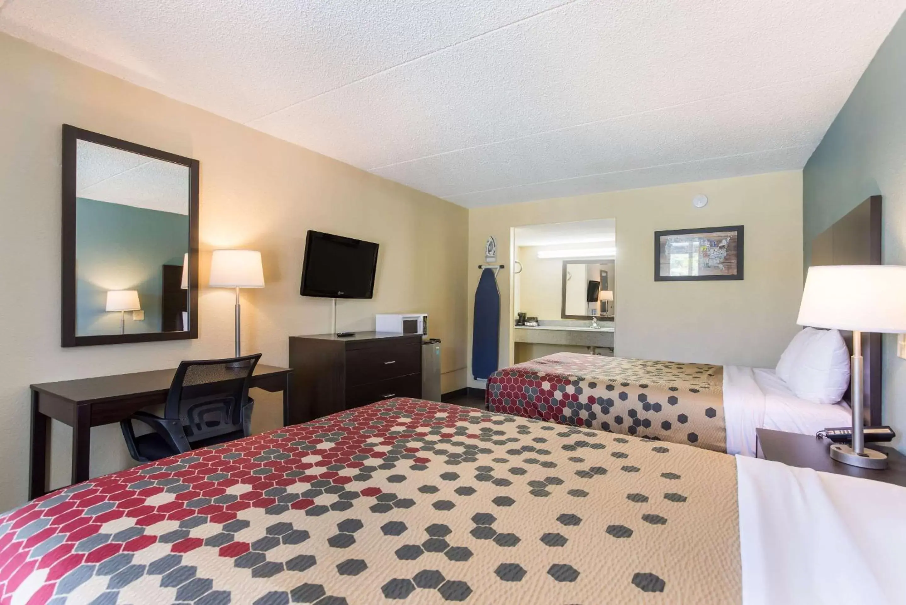 Photo of the whole room, Bed in Econo Lodge Gallatin - Metro Nashville