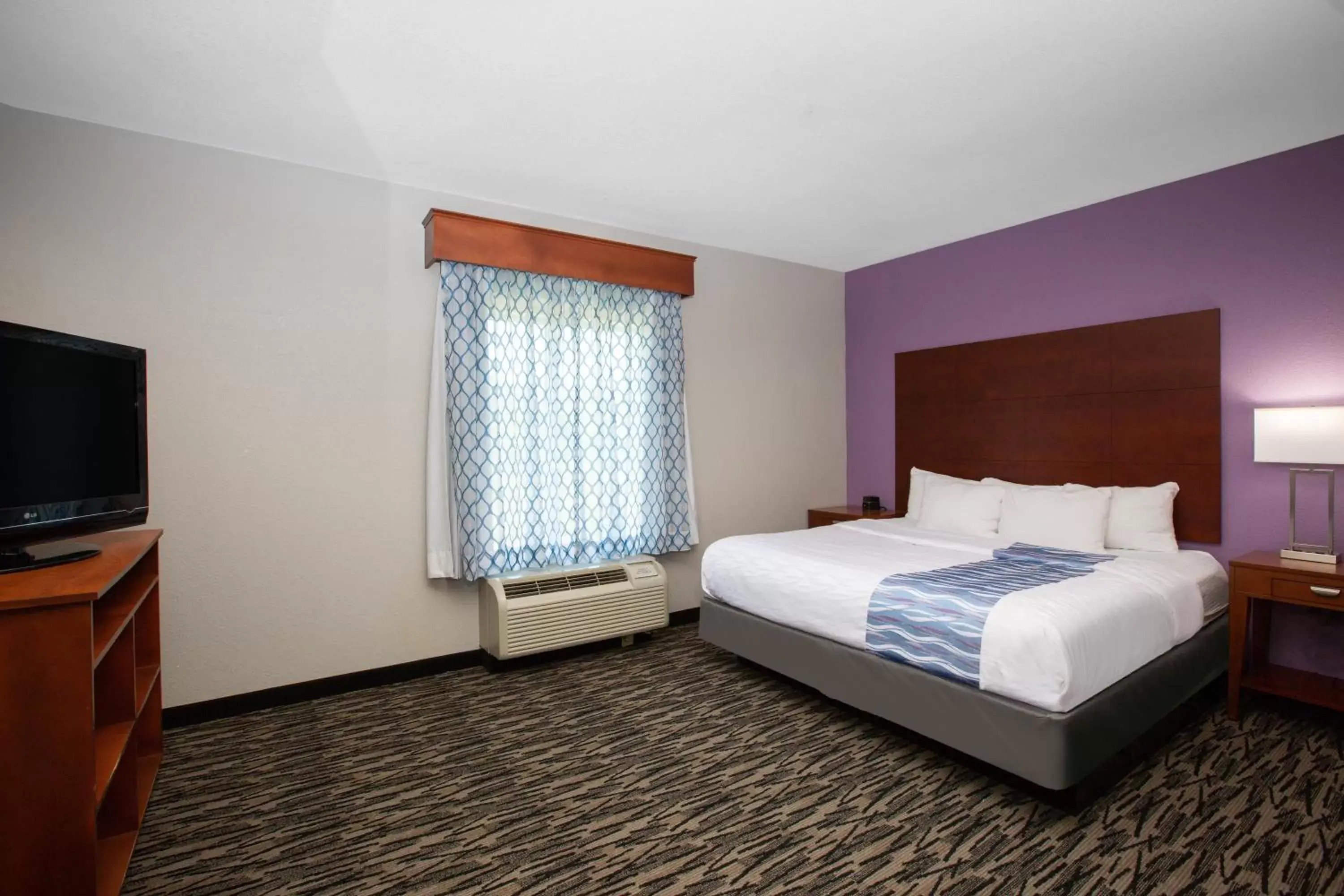Bedroom, Bed in La Quinta by Wyndham Tupelo