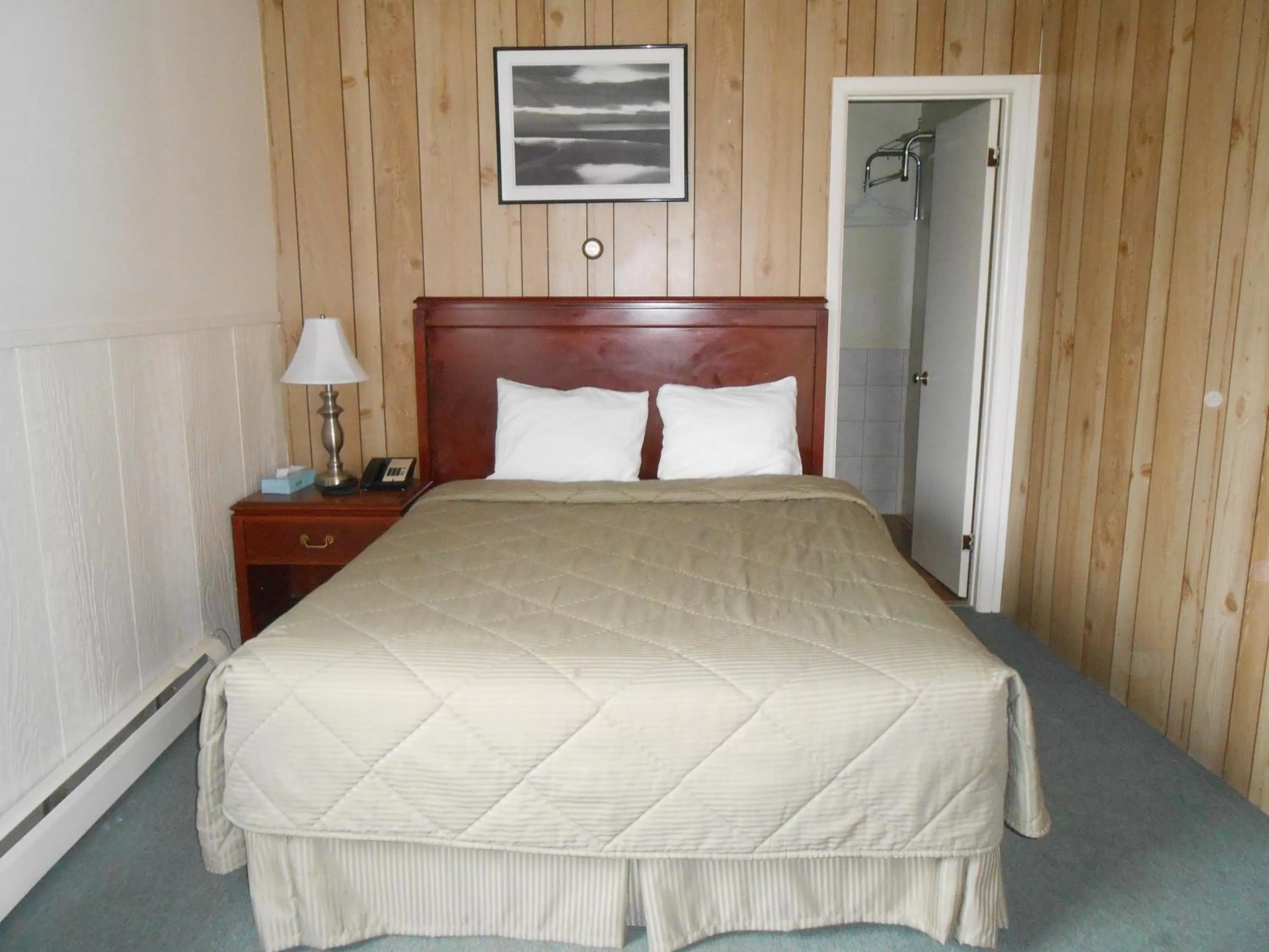 Bedroom, Bed in Aquarius Motel