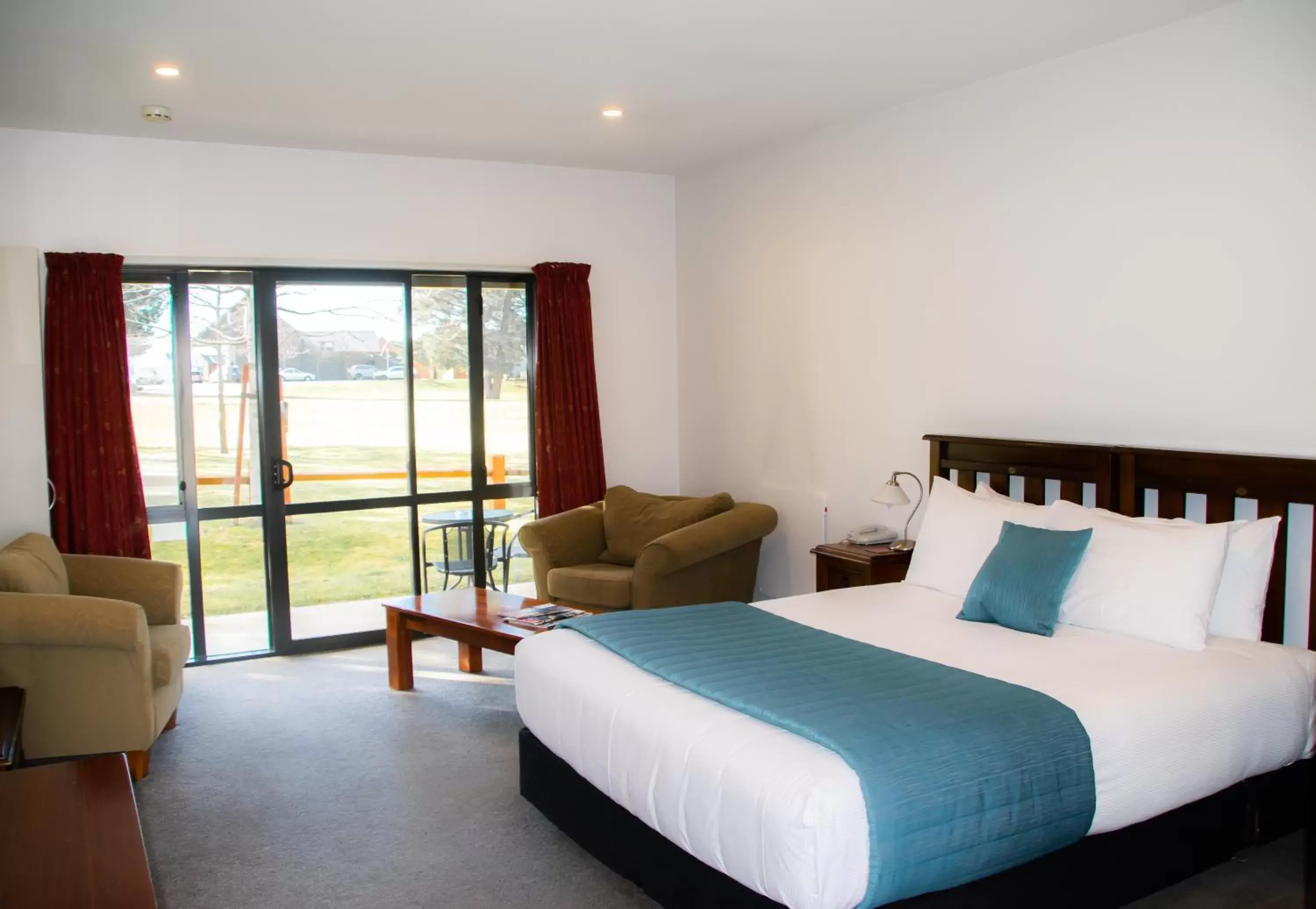 Living room, Bed in Carrick Lodge Motel