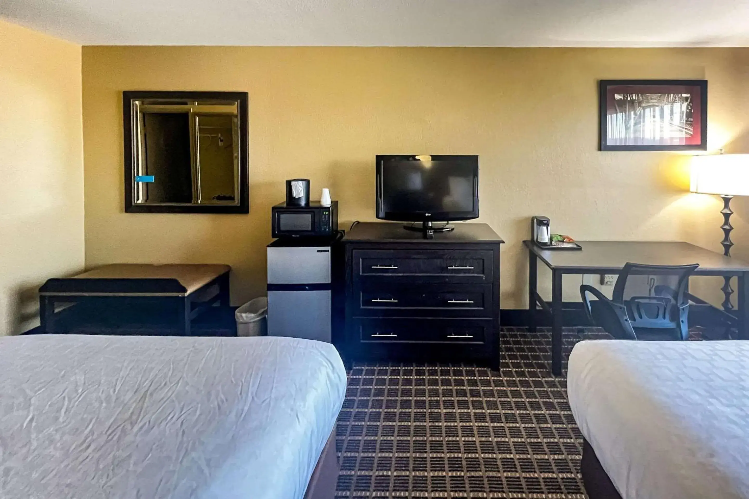 Bedroom, TV/Entertainment Center in Clarion Inn & Suites