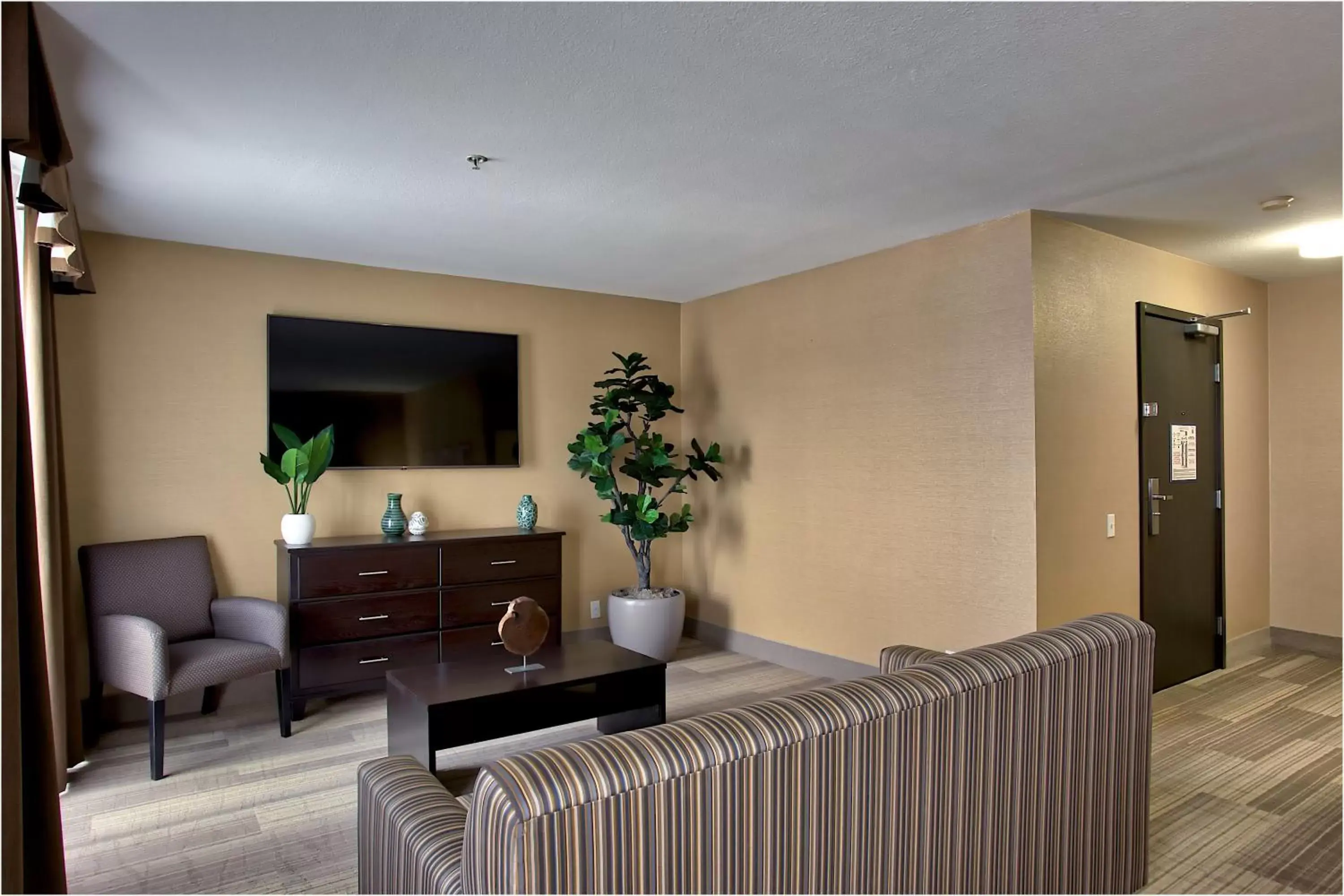 Bedroom, Seating Area in Holiday Inn Express Costa Mesa, an IHG Hotel