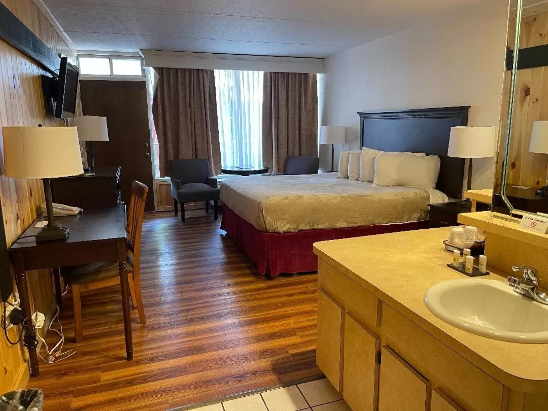 Bed in Zoders Inn and Suites