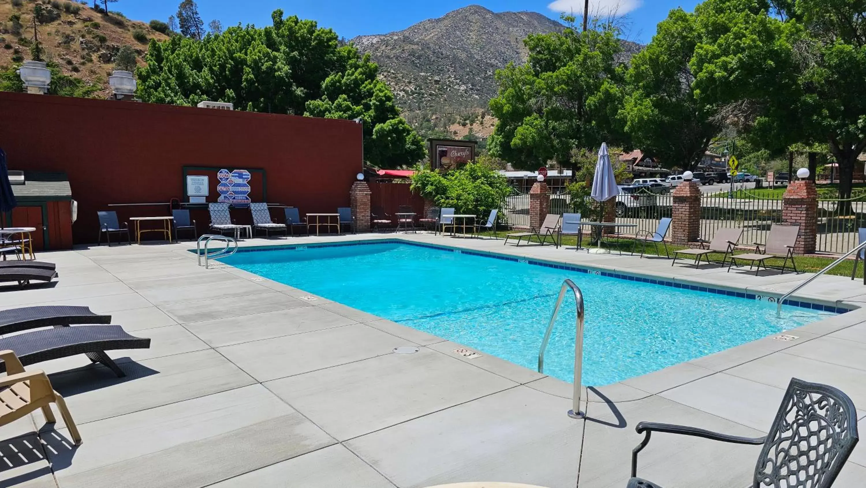 Swimming Pool in Kernville Inn