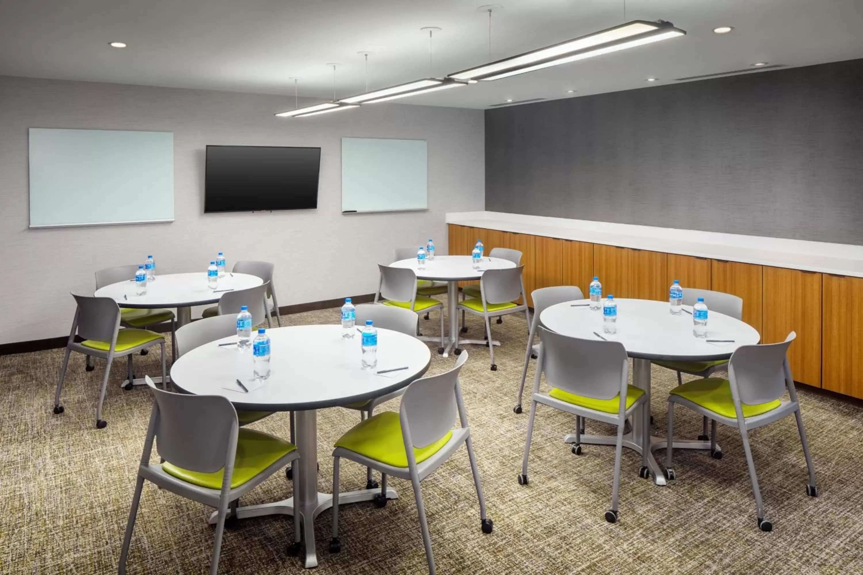 Meeting/conference room in SpringHill Suites by Marriott New York JFK Airport Jamaica