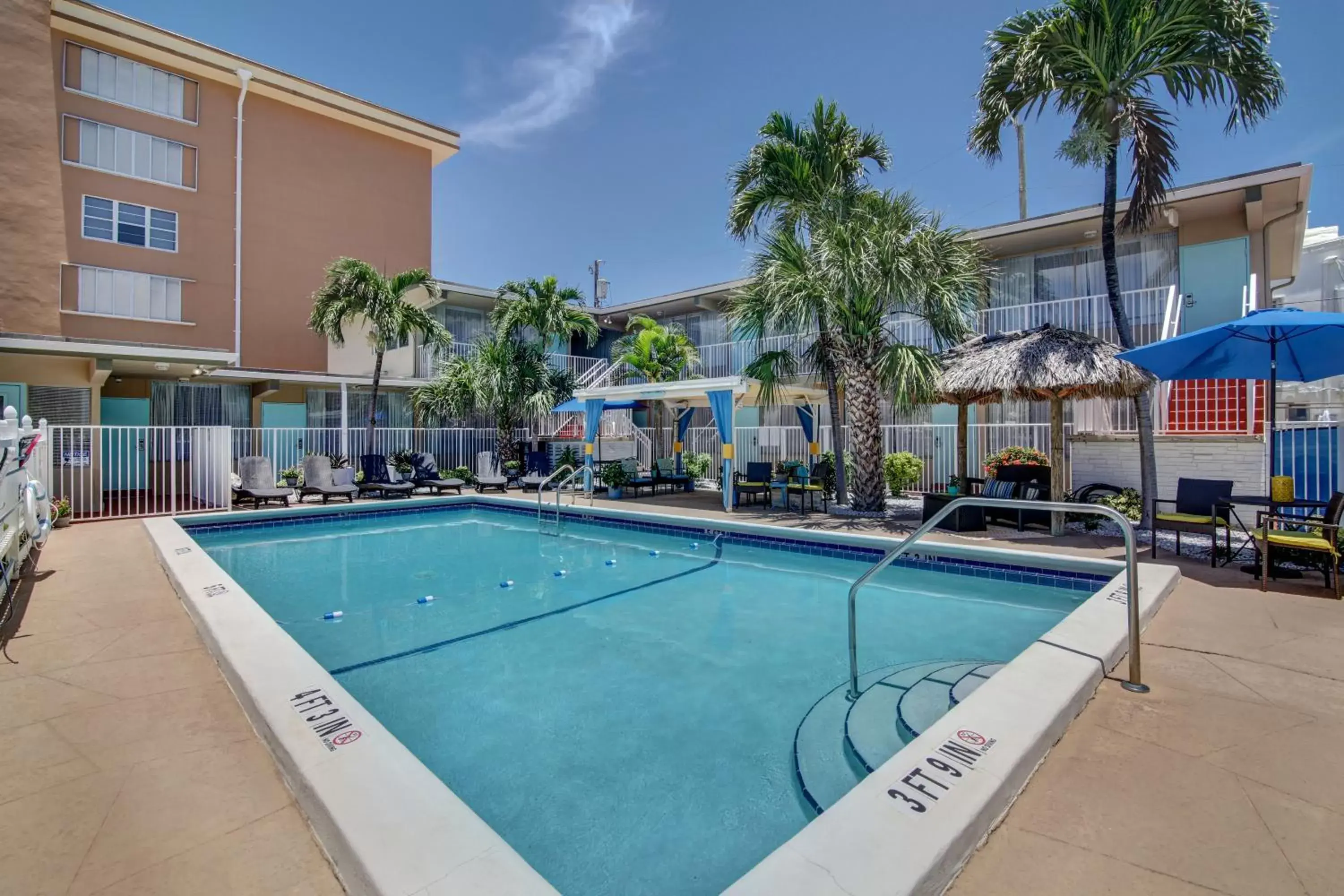 Swimming Pool in Castle by the Sea Motel