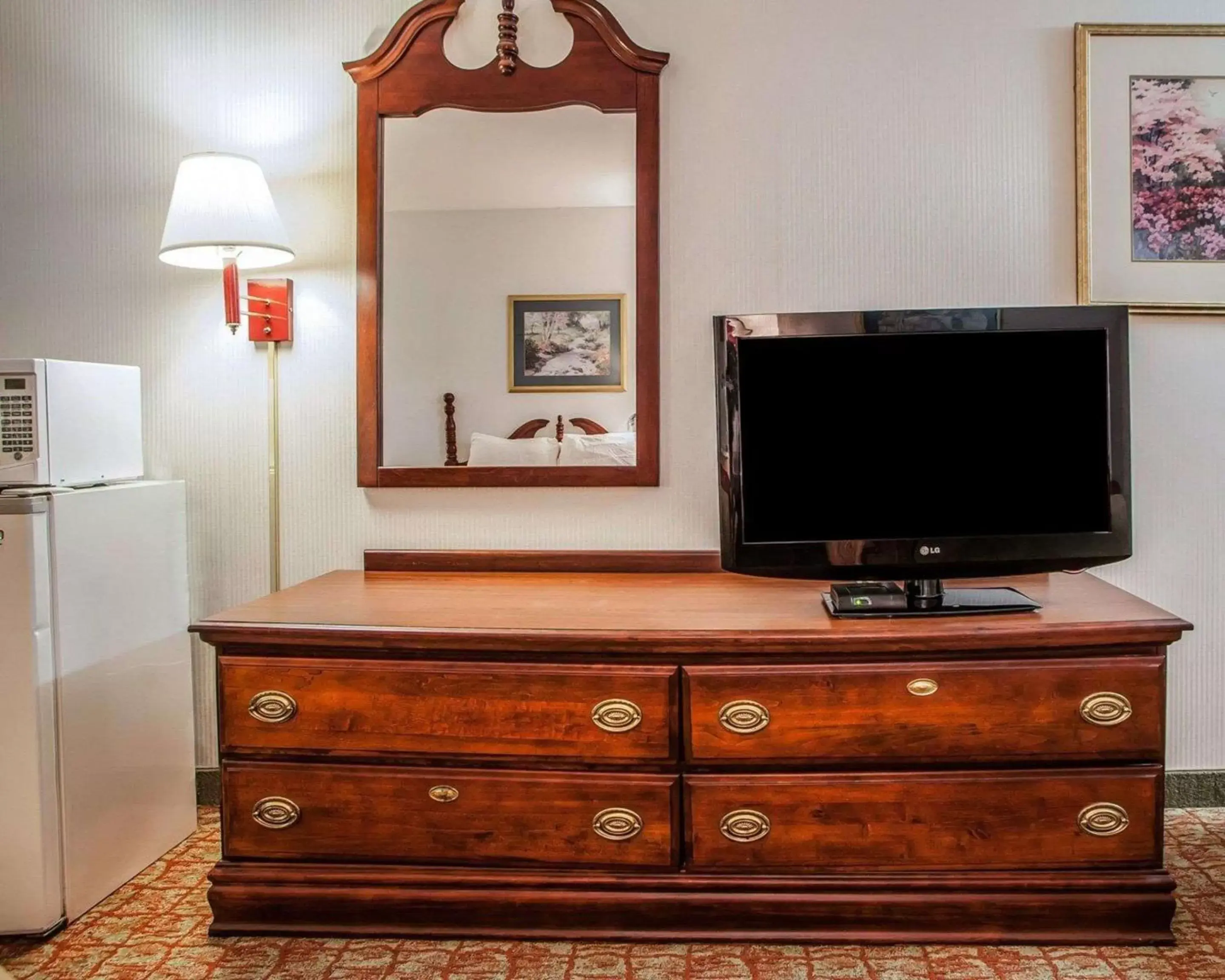 Photo of the whole room, TV/Entertainment Center in Econo Lodge Douglassville-Pottstown