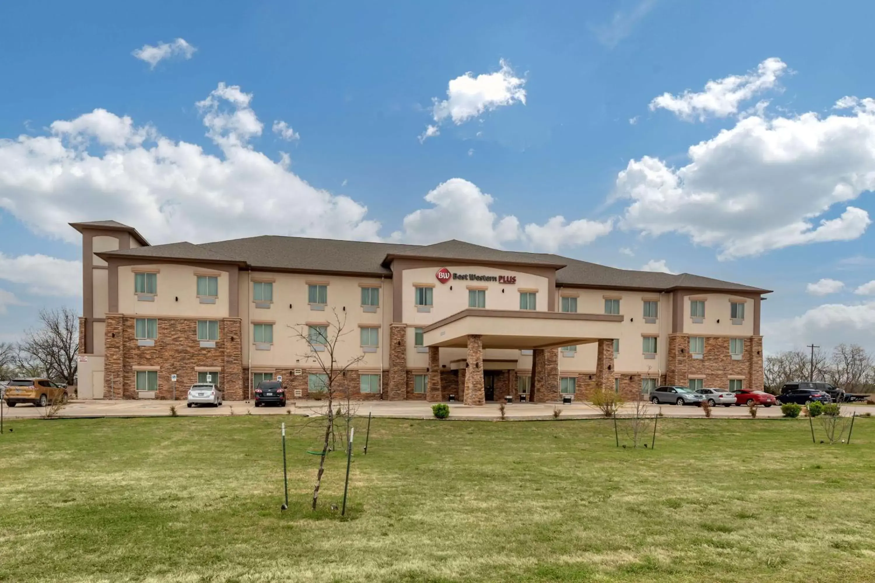 Property Building in Best Western Plus Pauls Valley