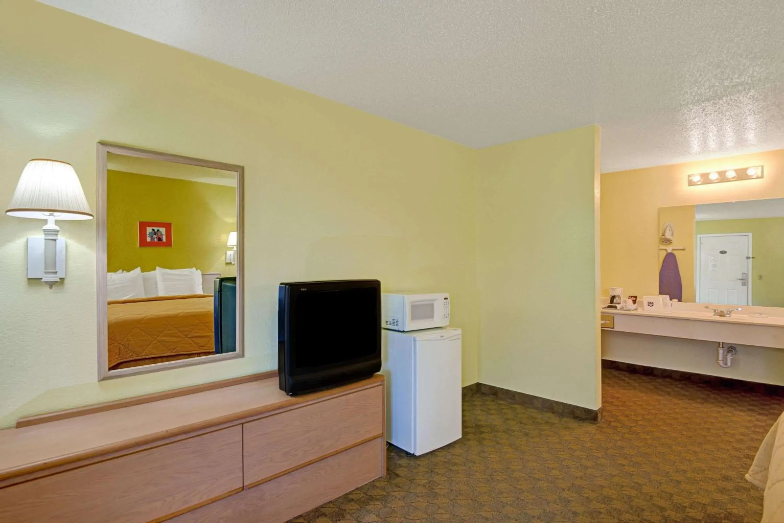 Photo of the whole room, Bed in White Rock Inn Photo of the whole room, Bed in White Rock Inn