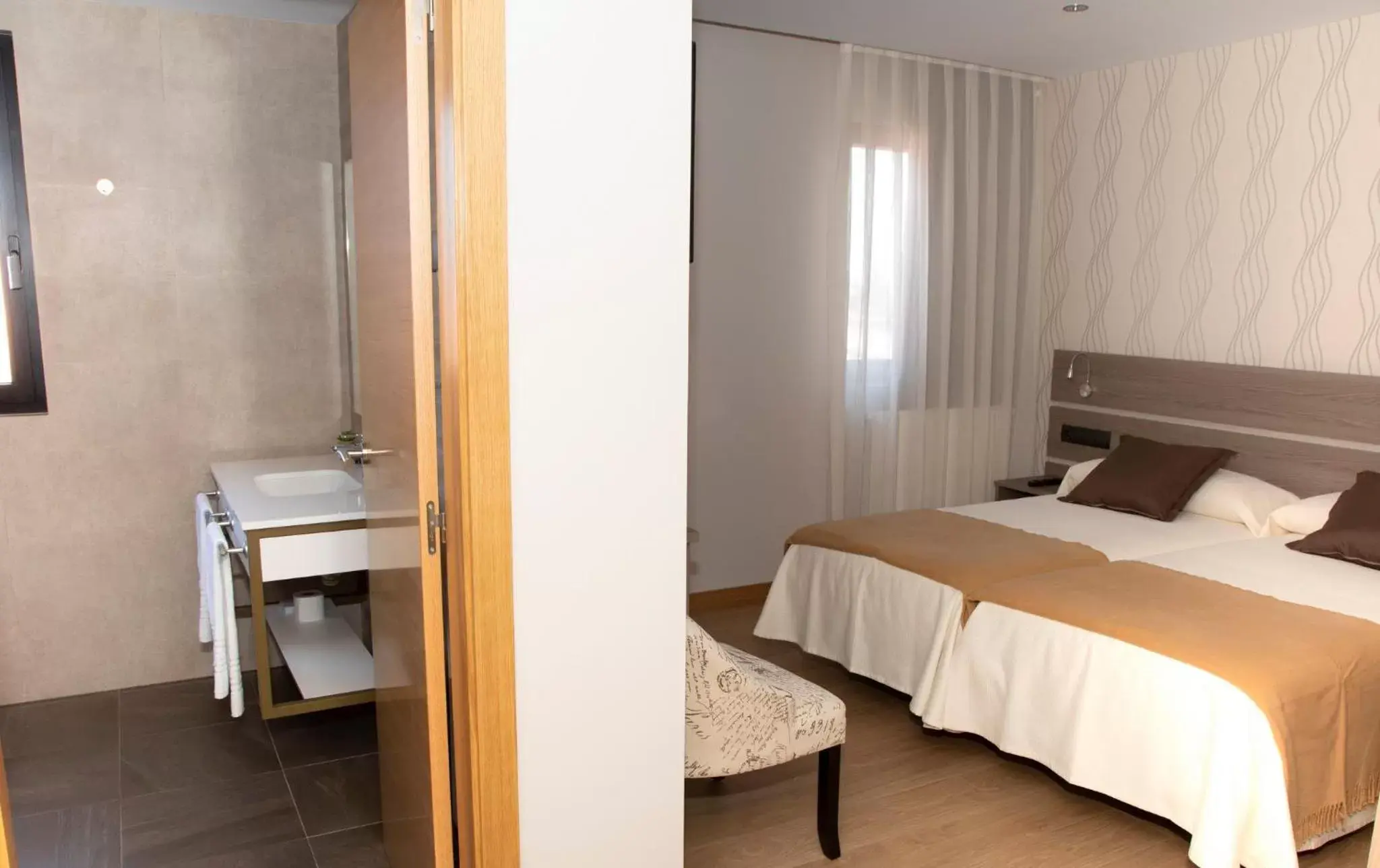 Bedroom, Bed in Hotel Mercedes
