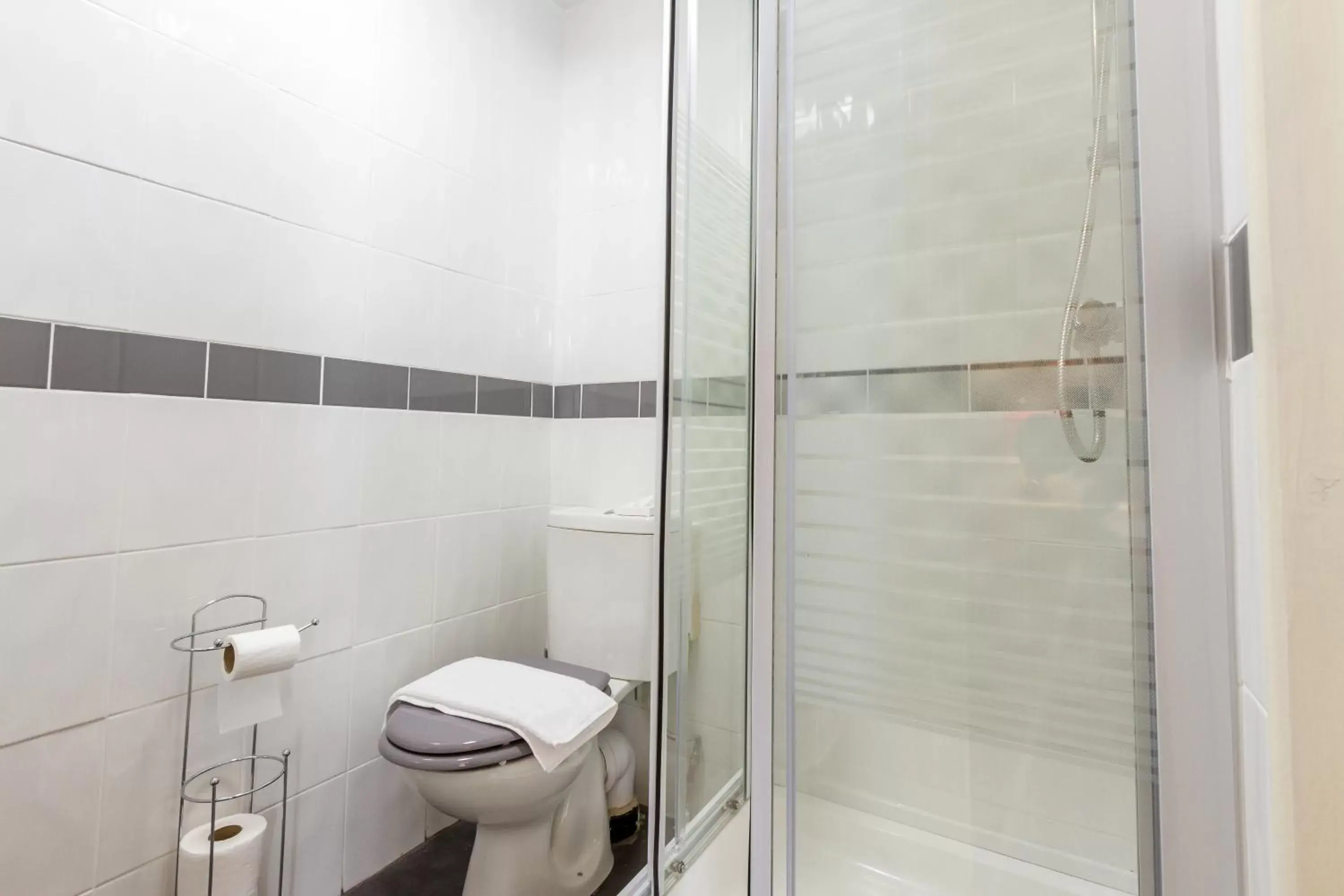 Shower, Bathroom in Adelaide Lodge - Town Centre - Opposite Winter Gardens