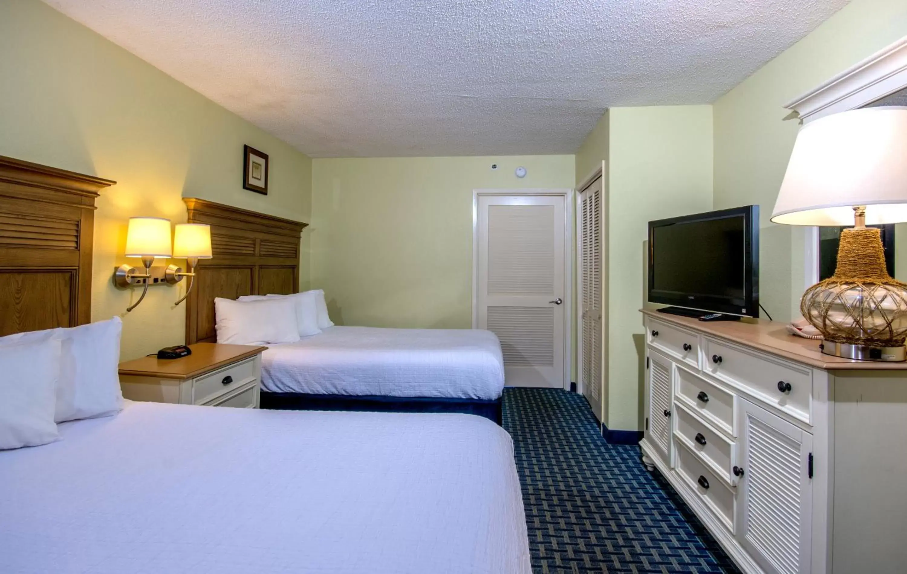 Photo of the whole room, Bed in Compass Cove