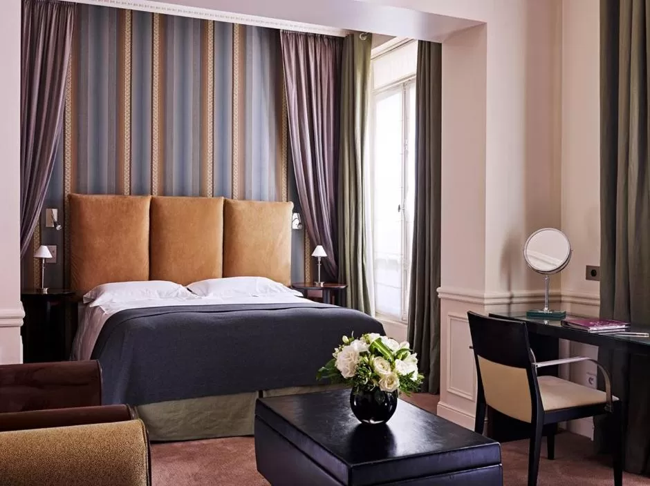 Bedroom, Bed in La Tremoille Paris