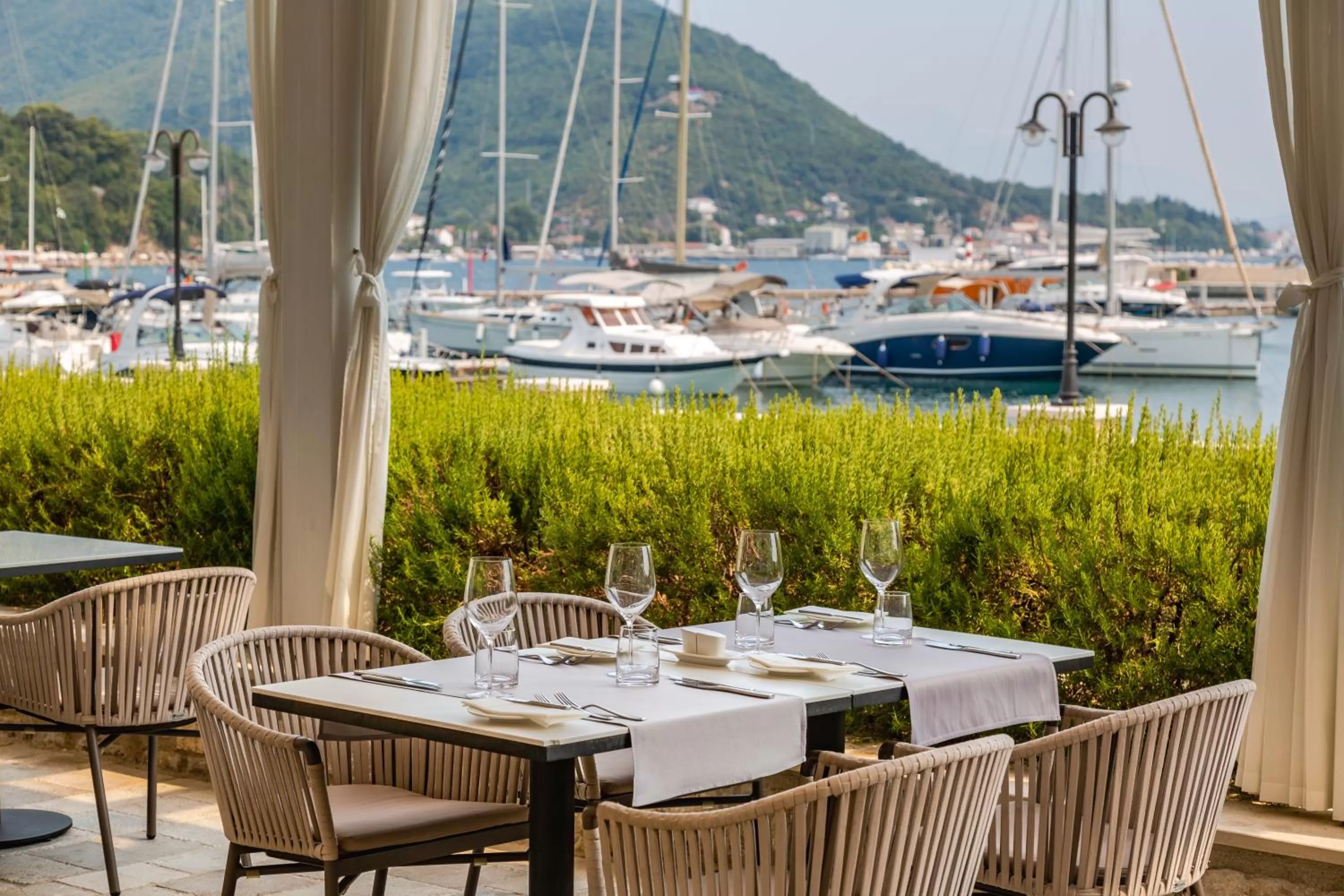Restaurant/places to eat in Lazure Hotel & Marina