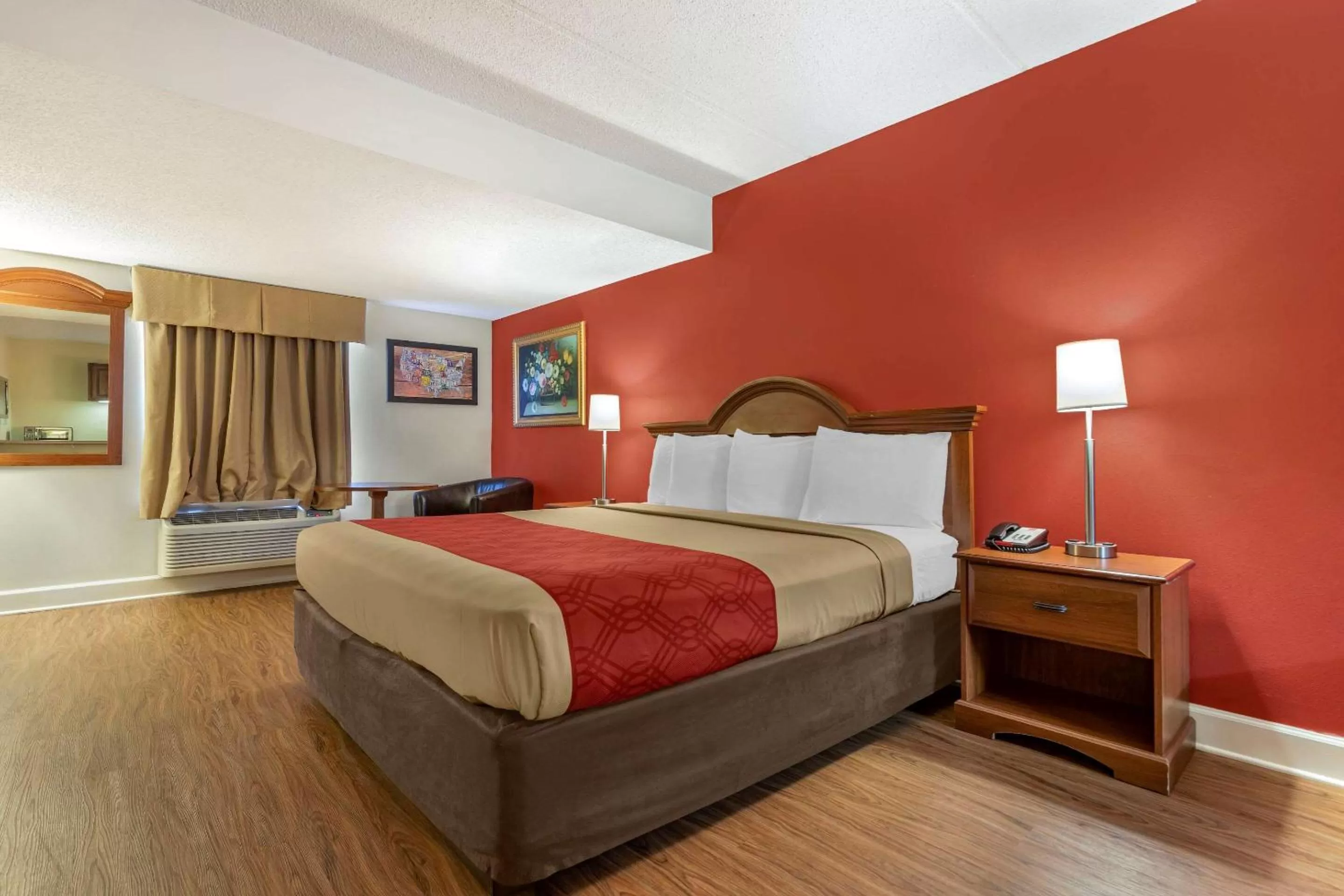 Photo of the whole room, Bed in Econo Lodge Inn & Suites
