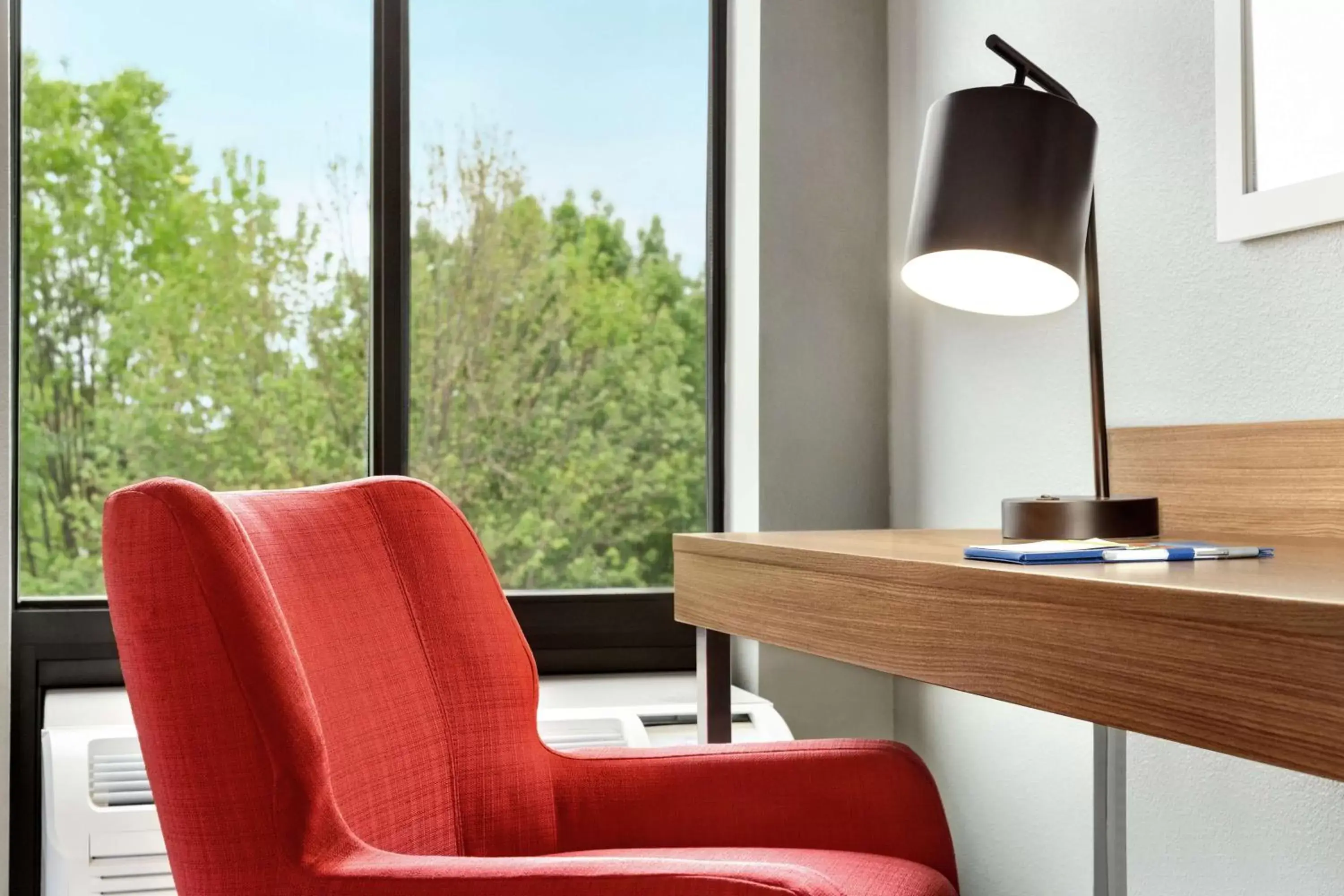 Bedroom, Seating Area in Hampton Inn Kansas City Blue Springs