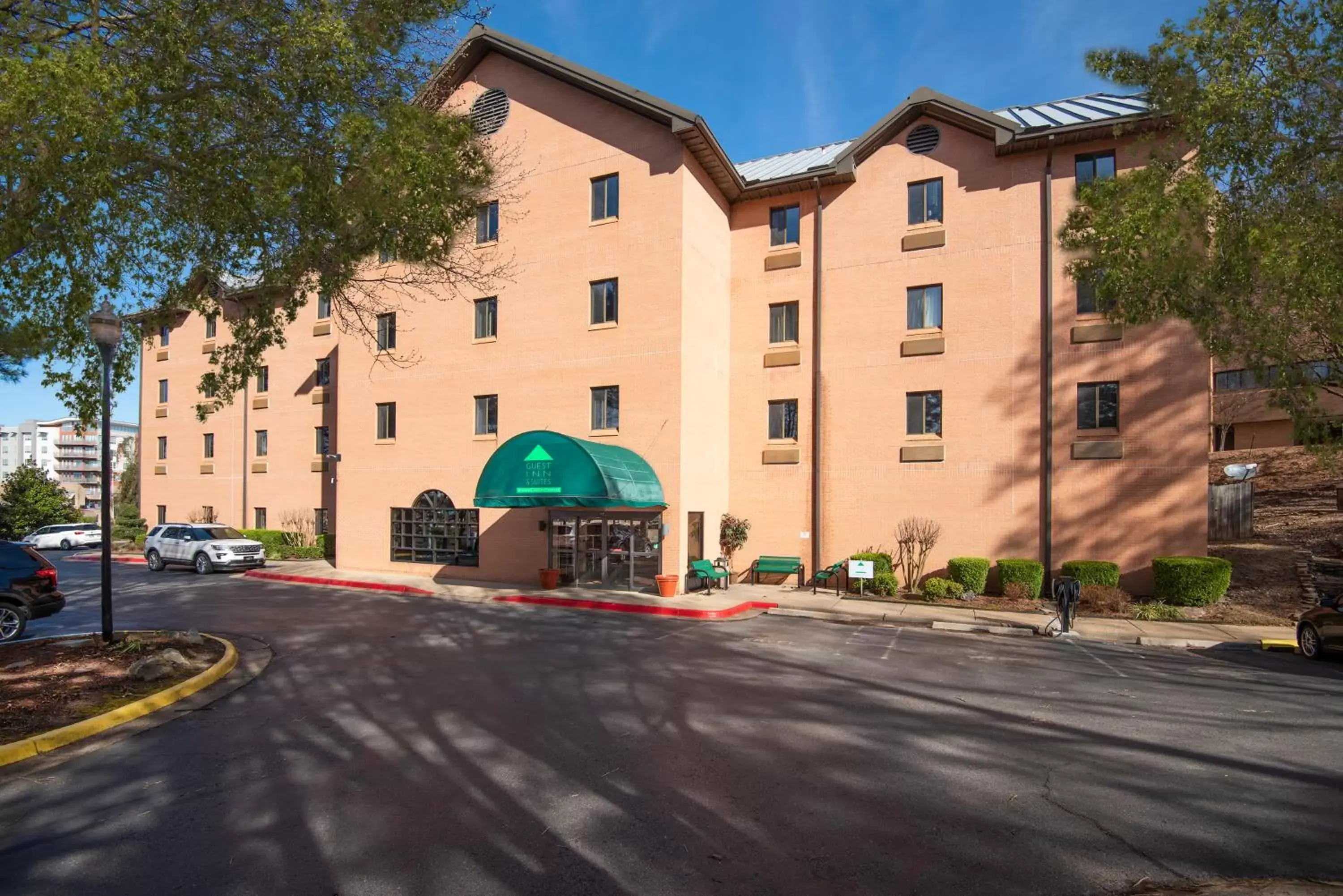 Facade/entrance, Property Building in Guest Inn & Suites - Midtown Medical Center