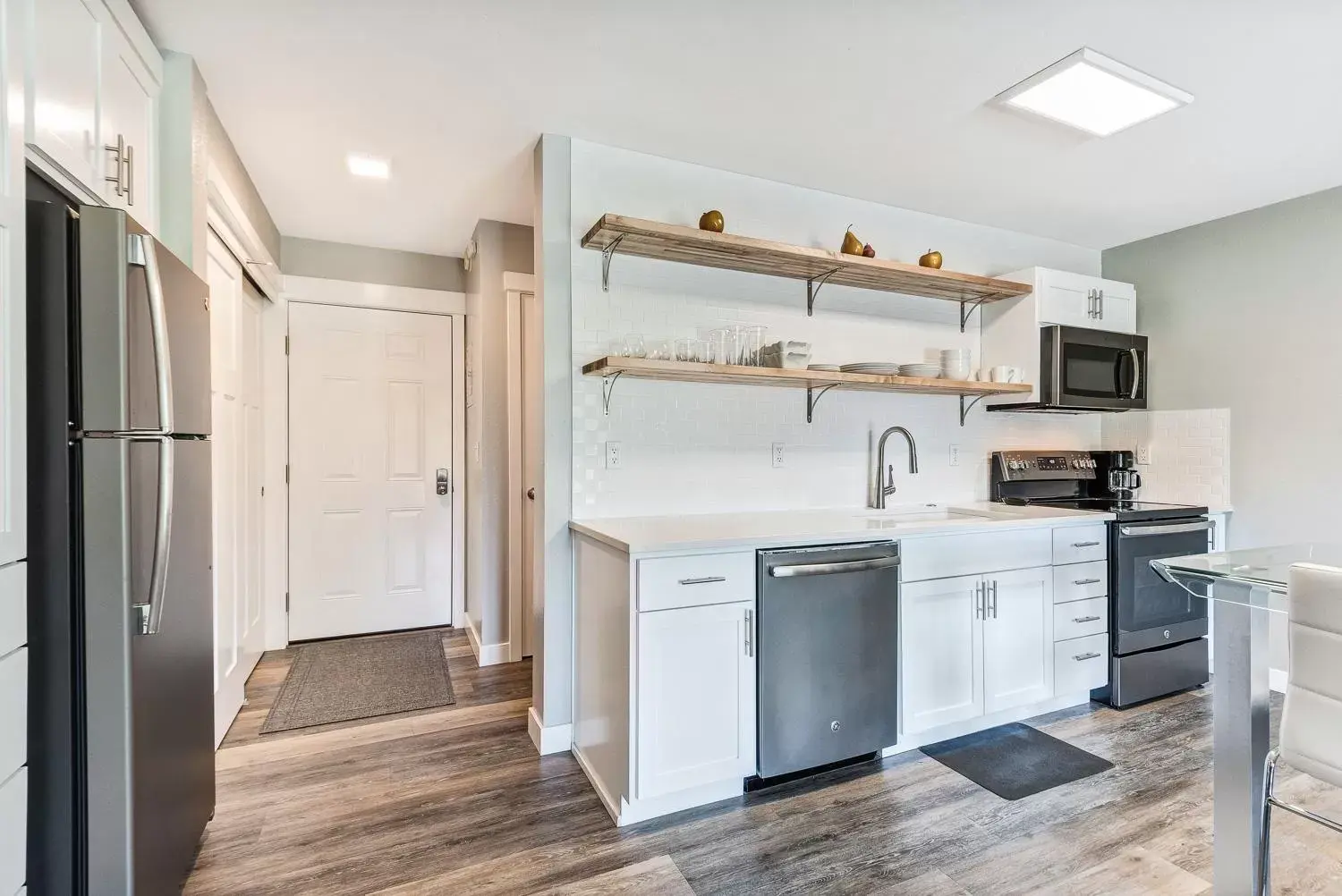 Kitchen or kitchenette, Kitchen/Kitchenette in Bend Riverside Condos