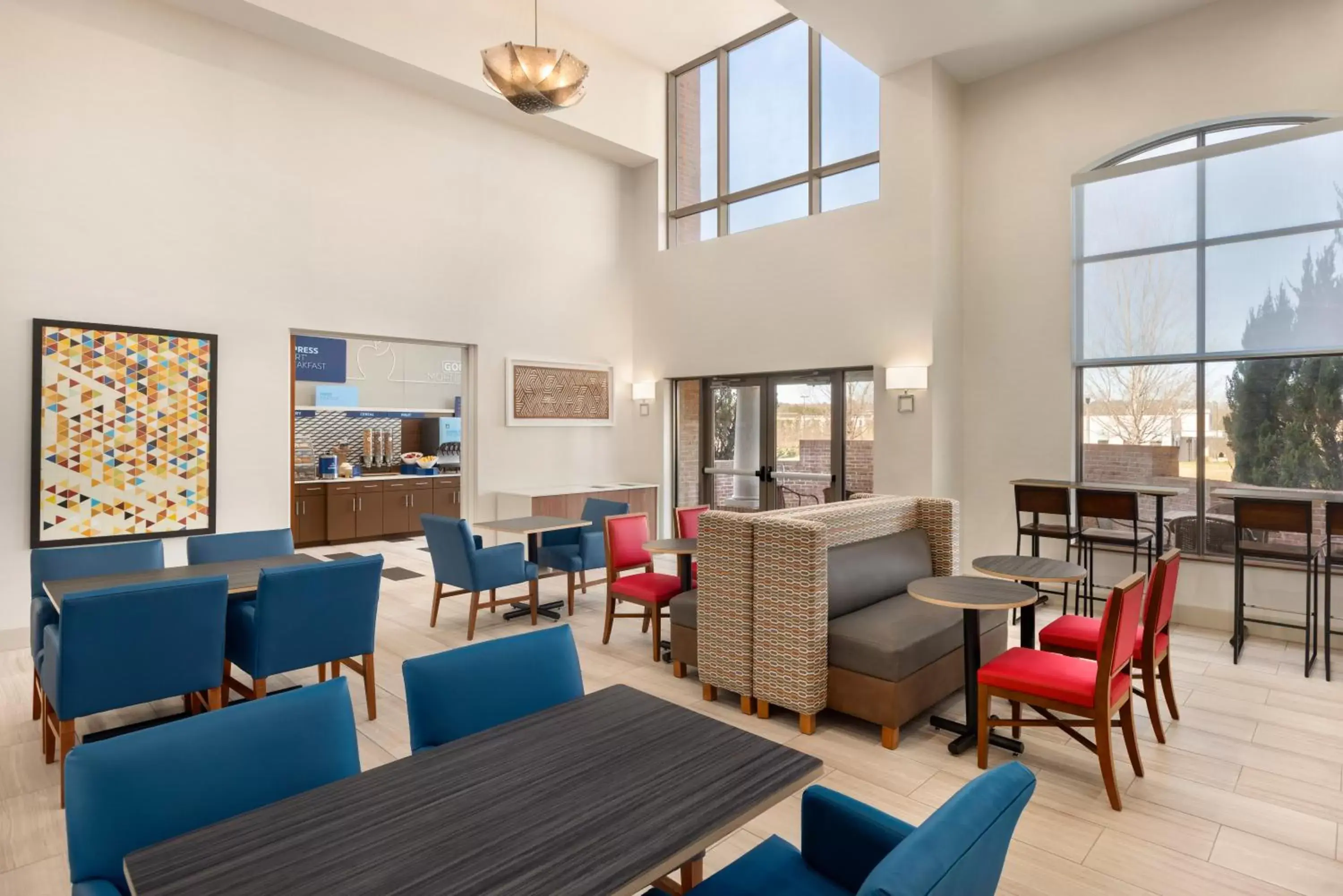 Seating area in Holiday Inn Express Hotel & Suites Opelika Auburn, an IHG Hotel