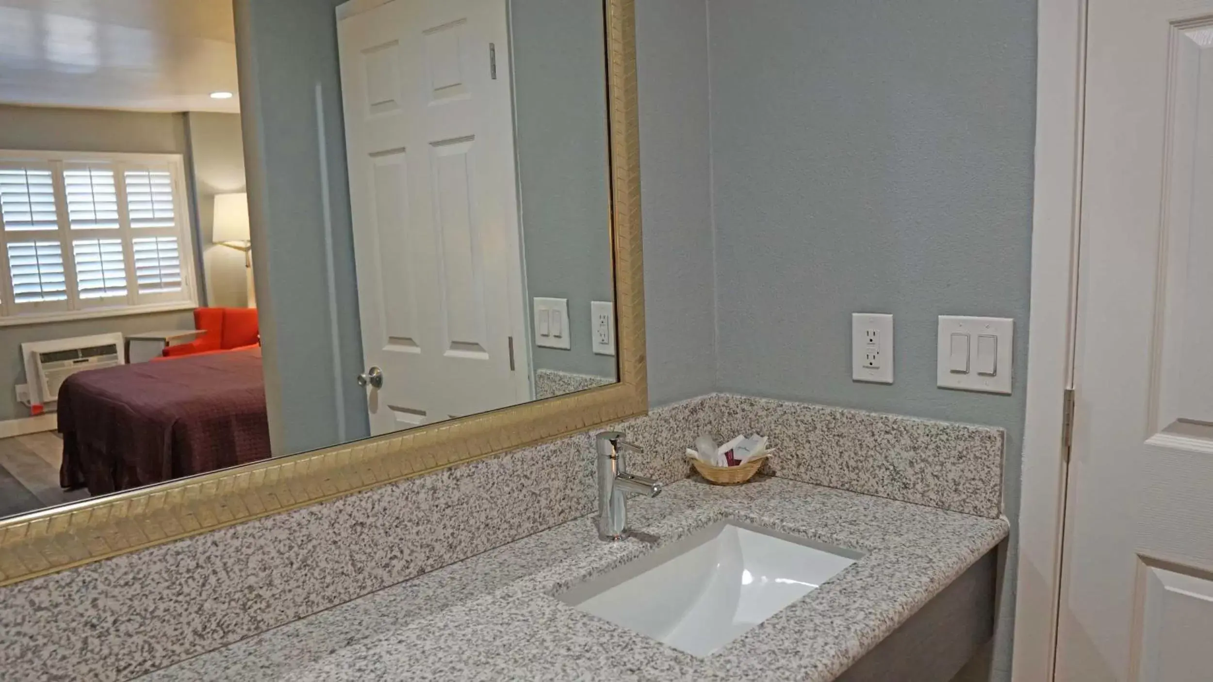 Bathroom in Del Mar Motel