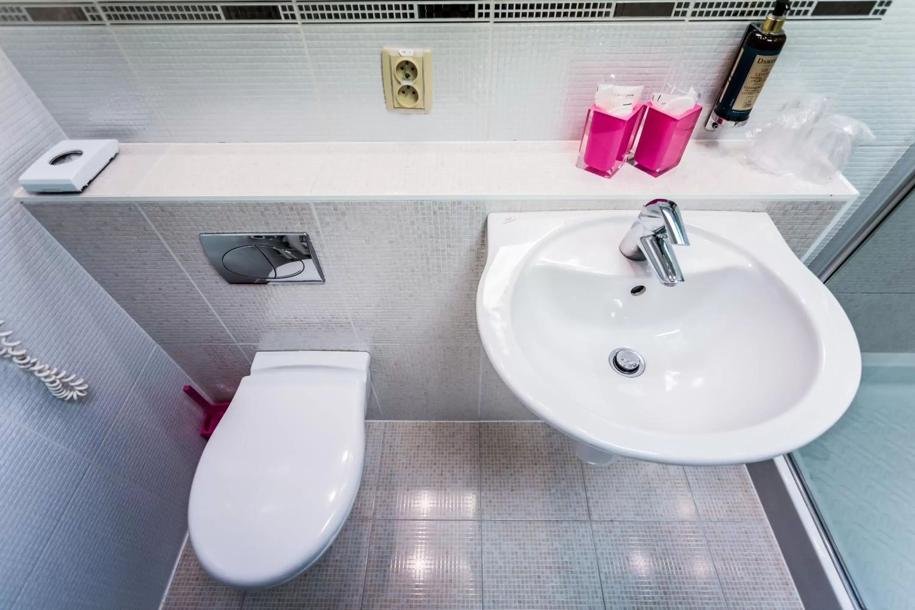 Shower, Bathroom in Hotel SET