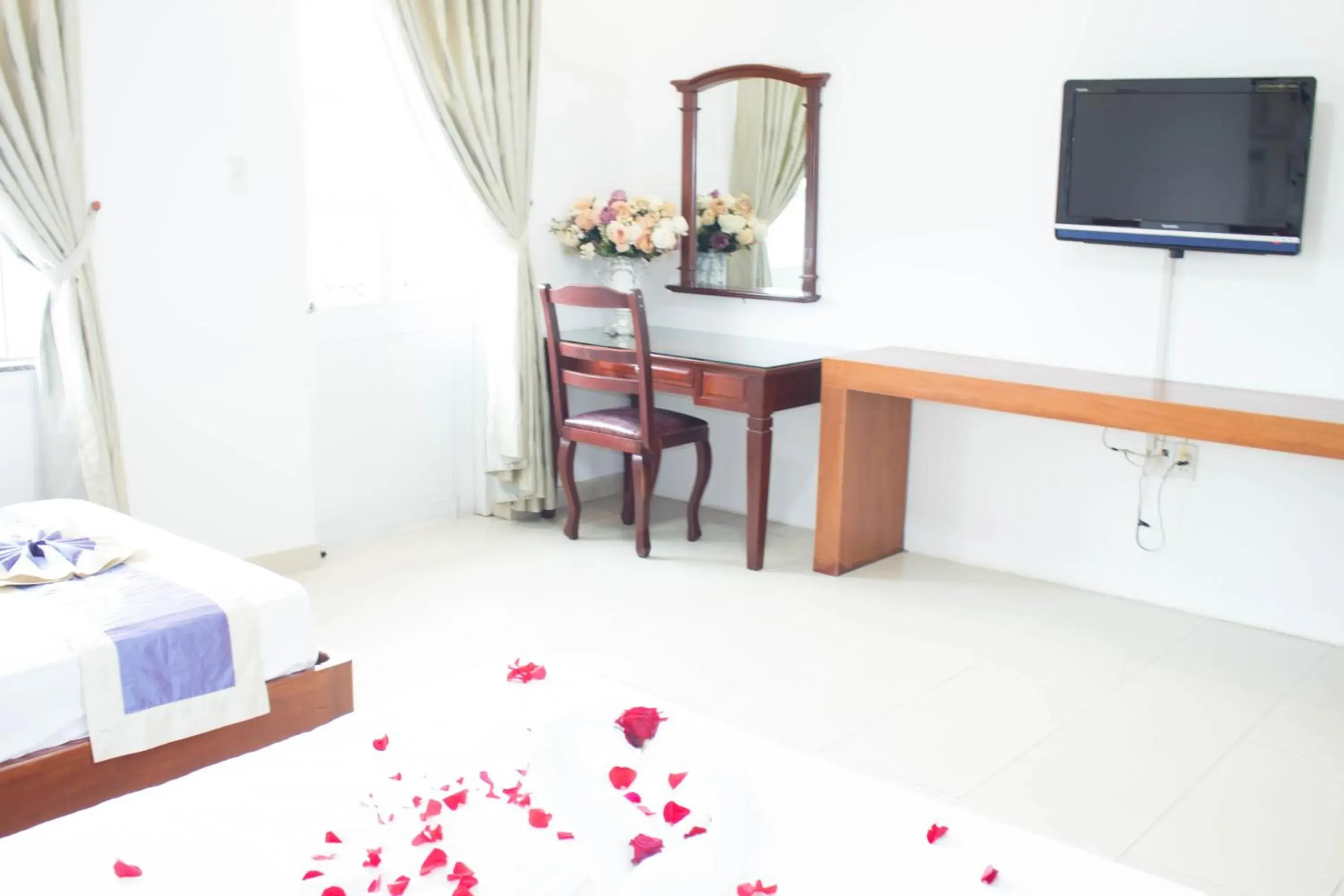 Bed, TV/Entertainment Center in Hoa Phat Hotel & Apartment