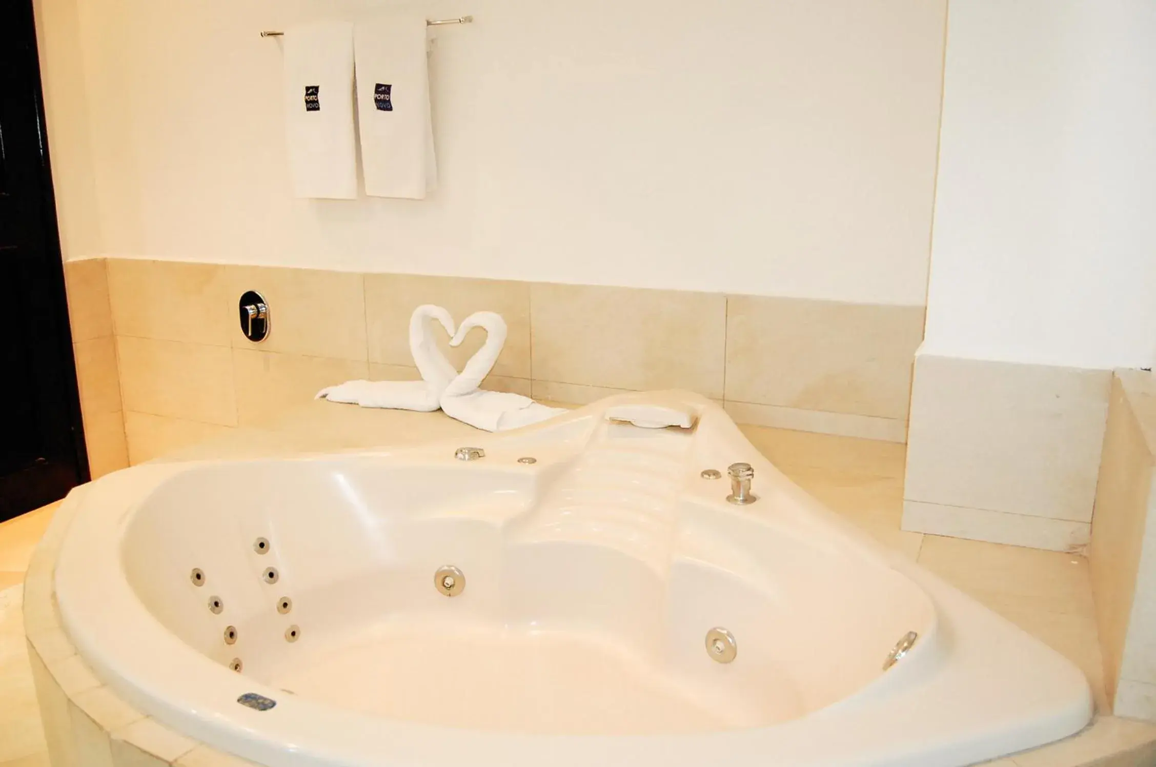 Hot Tub, Bathroom in Hotel Porto Novo
