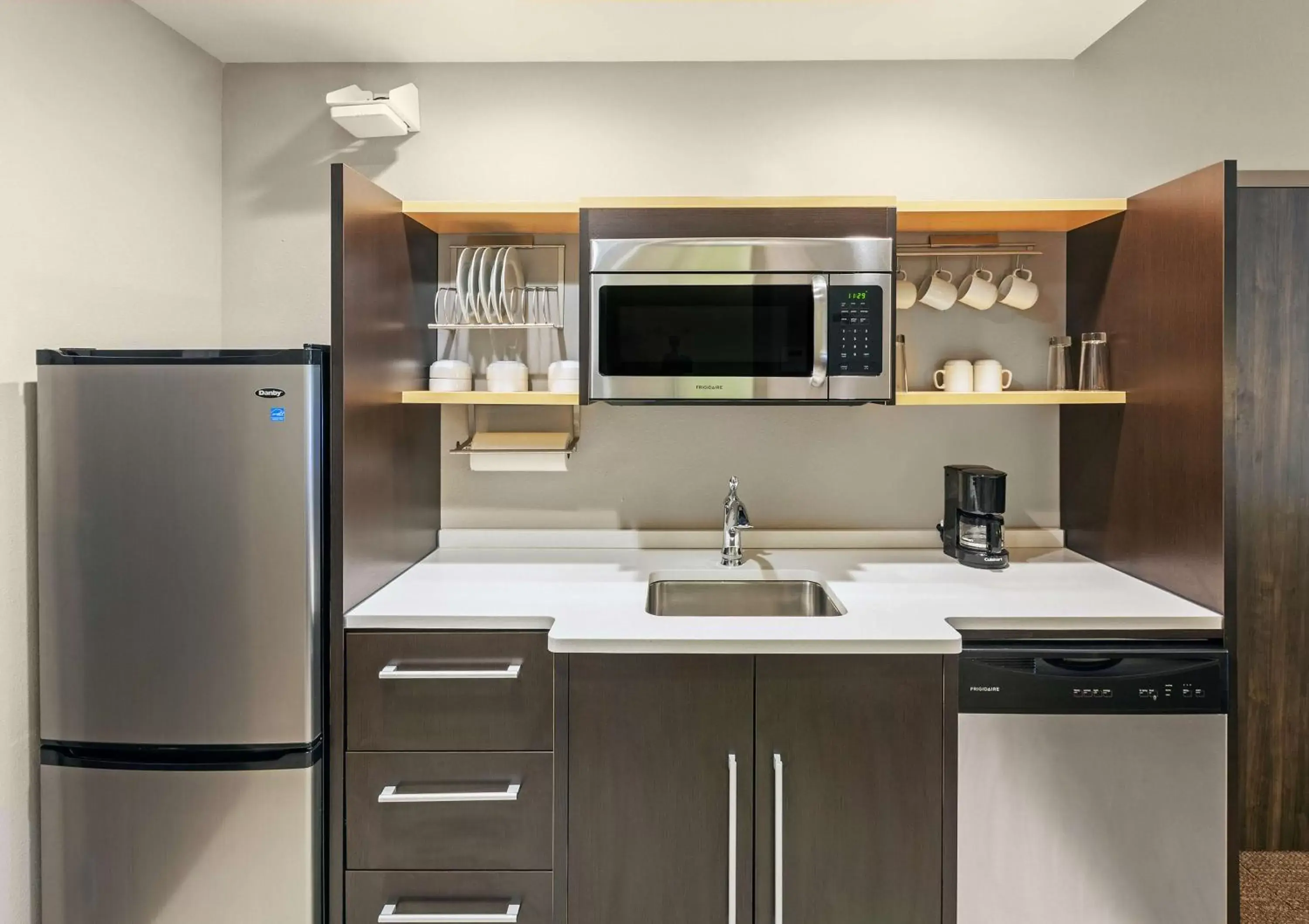 Kitchen or kitchenette, Bathroom in Home2 Suites By Hilton Gonzales