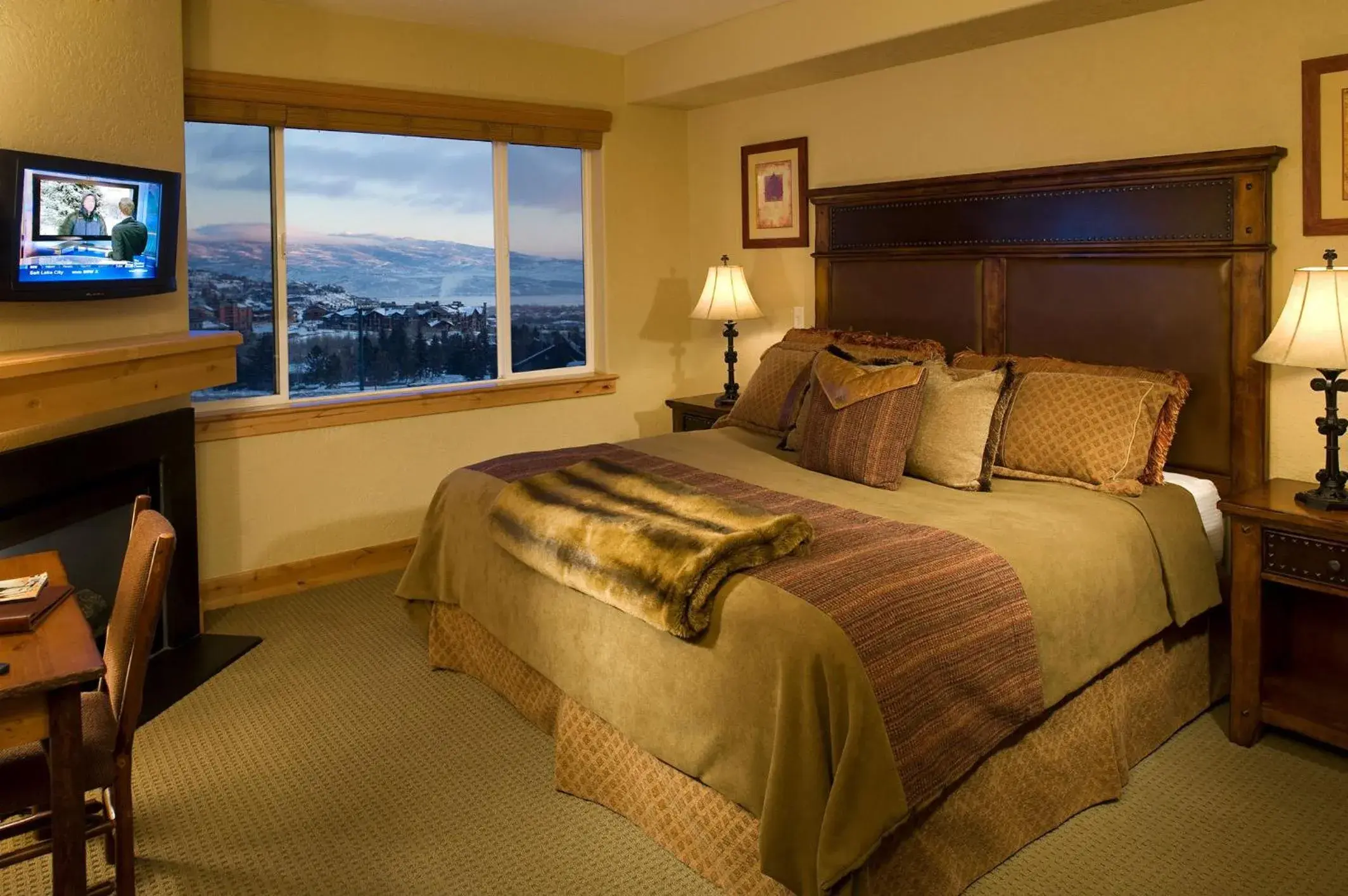 Photo of the whole room, Bed in Silverado Lodge Park City - Canyons Village