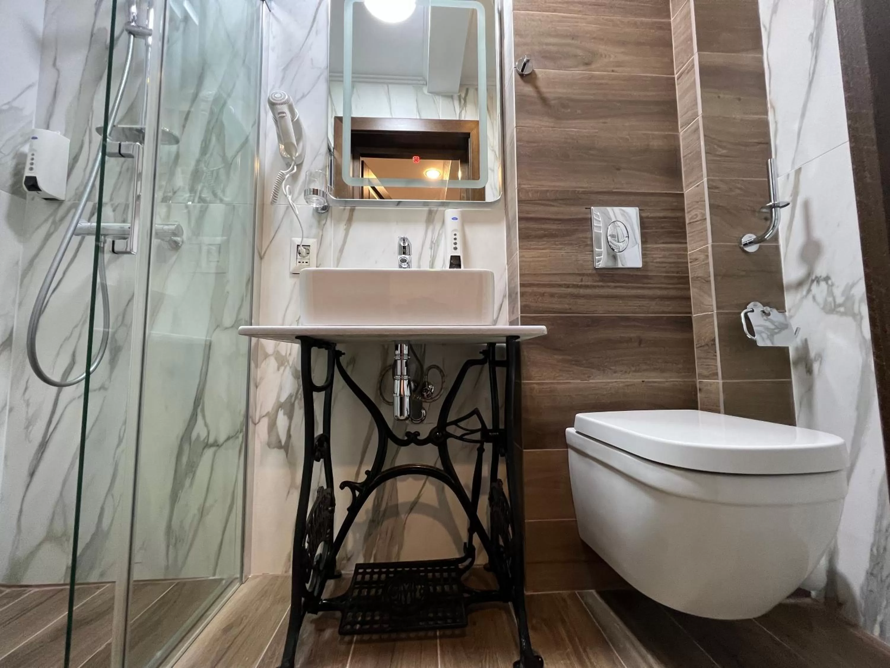 Bathroom in Hotel Boutique Cathedral Plaza Residences room for rent downtown