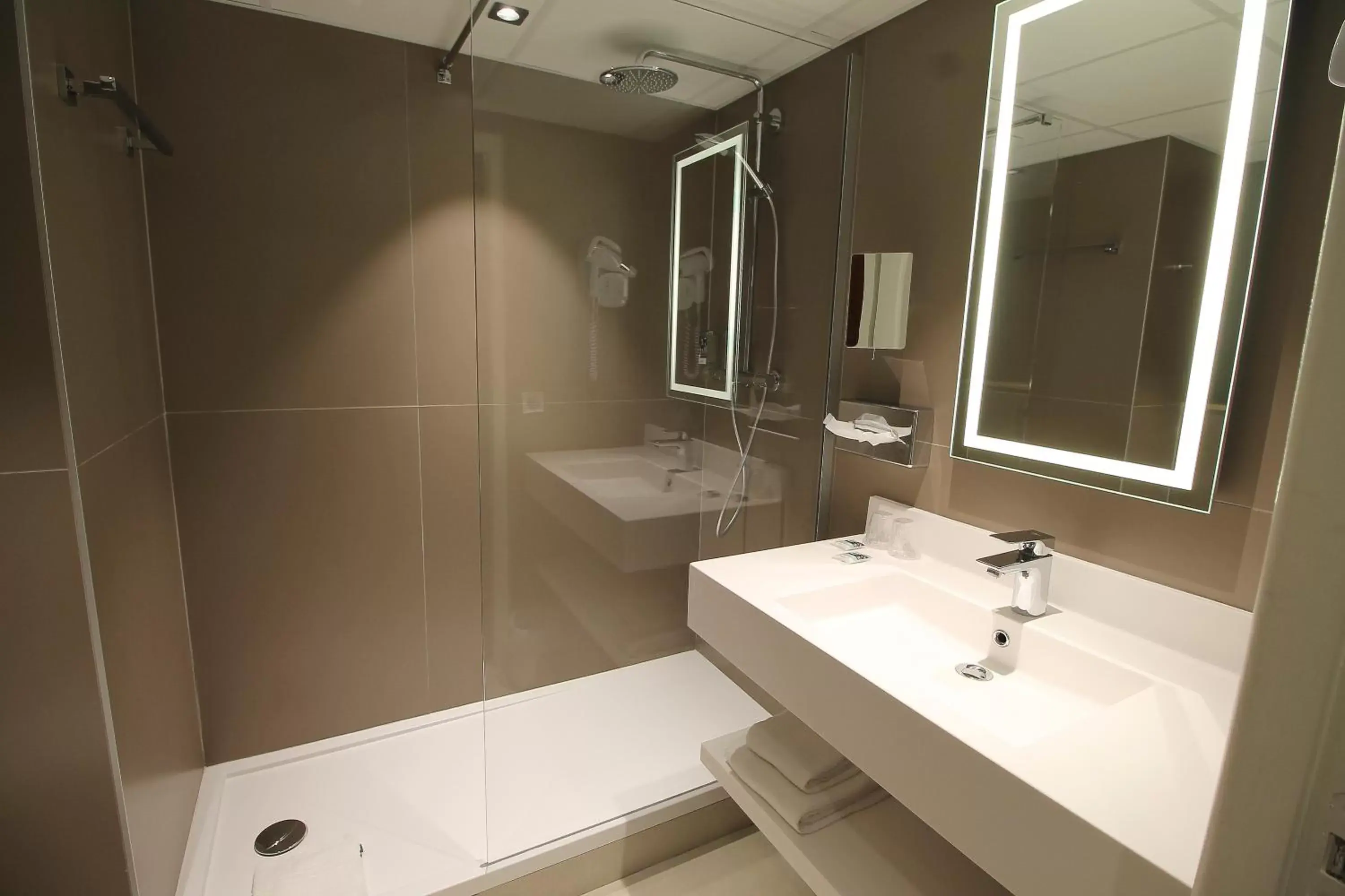 Bathroom in Hotel Mercure Blois Centre