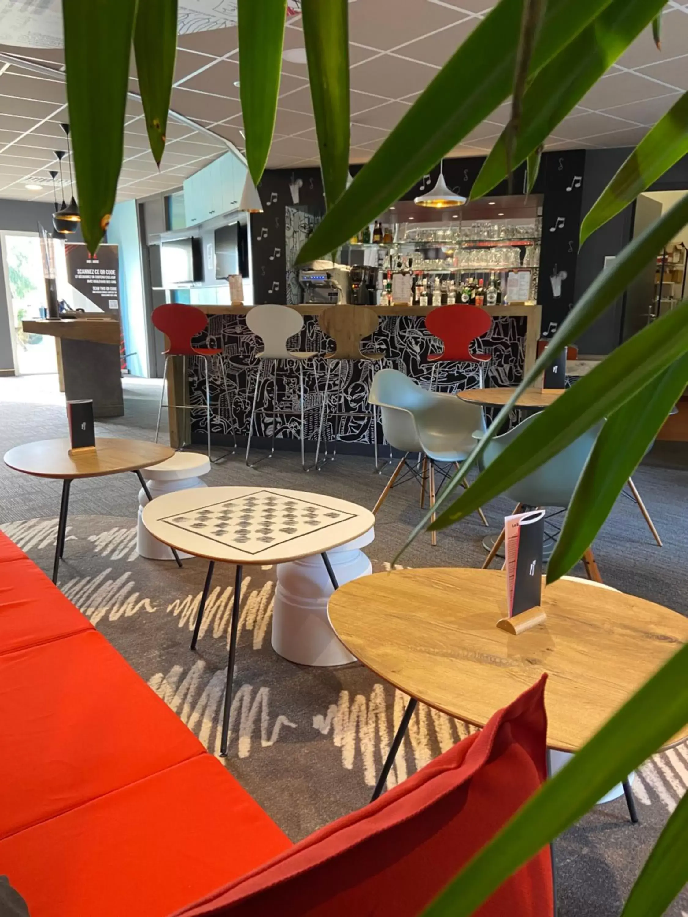 Lounge or bar in Hôtel ibis Pontivy