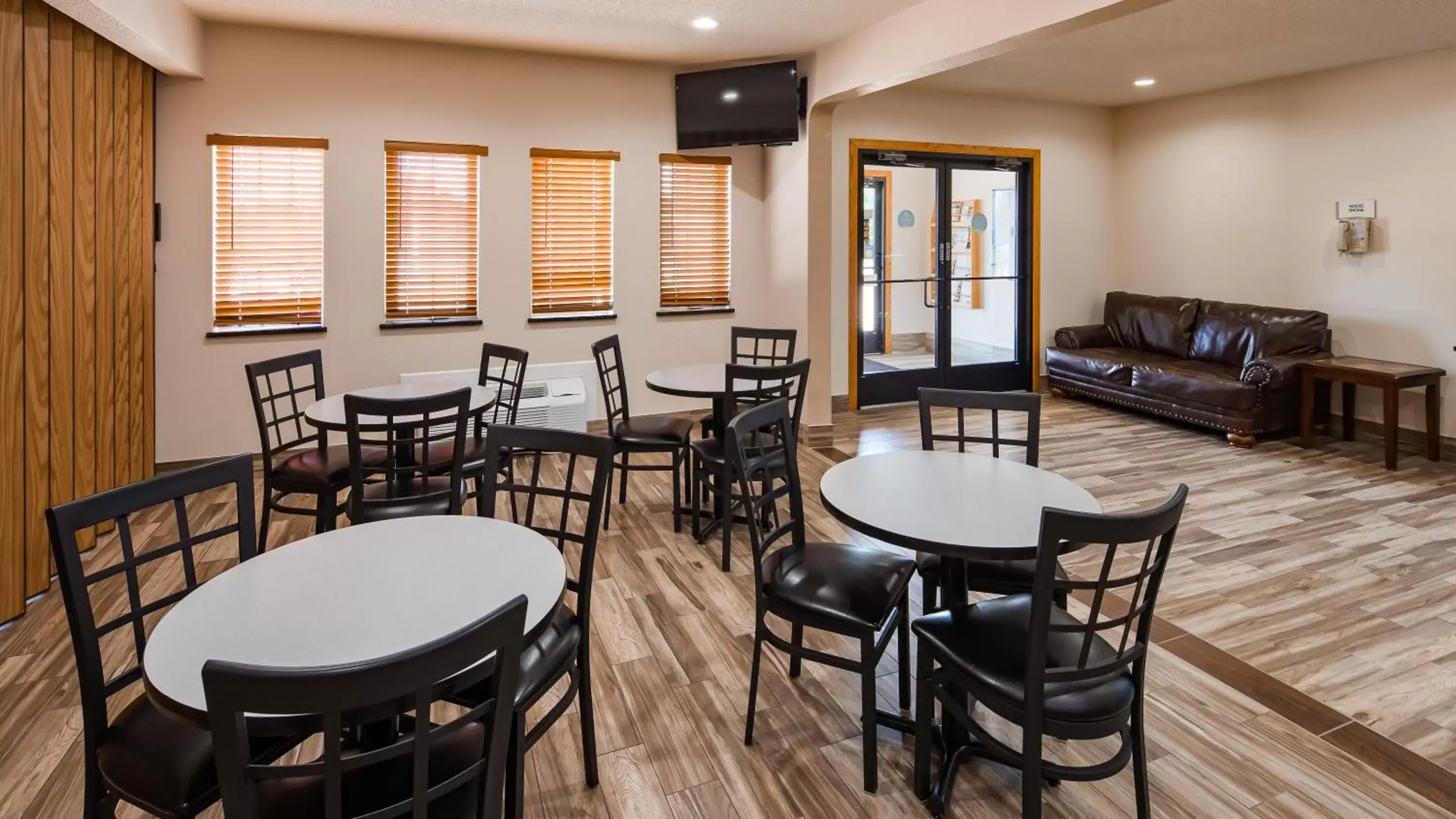 Lounge/Bar in Super 8 by Wyndham Neillsville WI