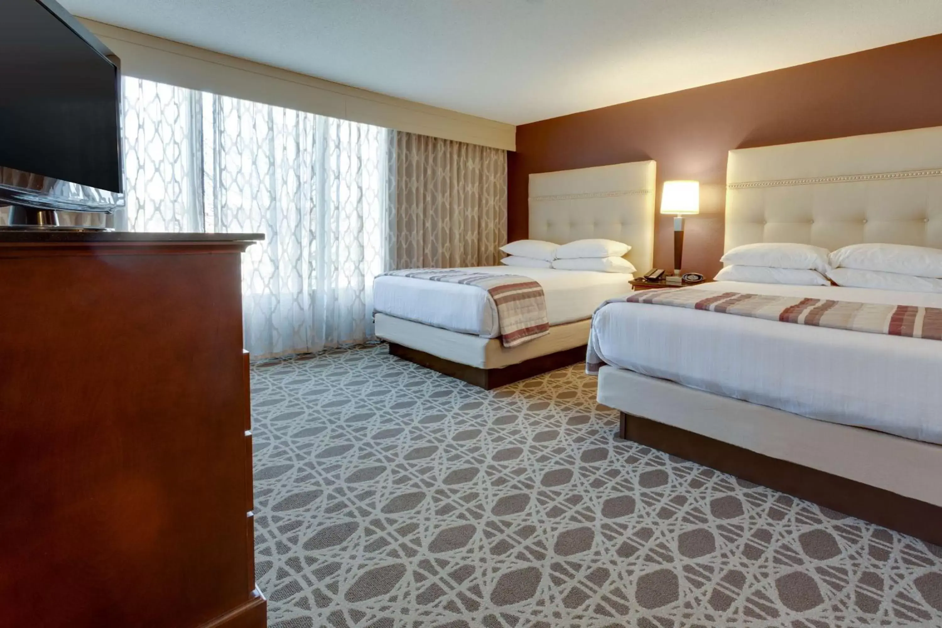Photo of the whole room, Bed in Drury Inn & Suites Overland Park
