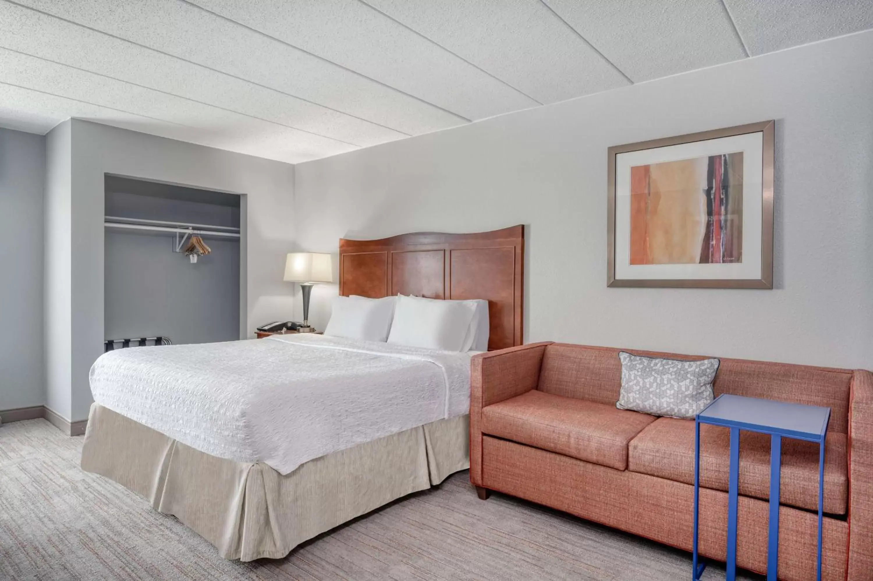 Living room, Bed in Hampton Inn Baltimore/White Marsh Living room, Bed in Hampton Inn Baltimore/White Marsh